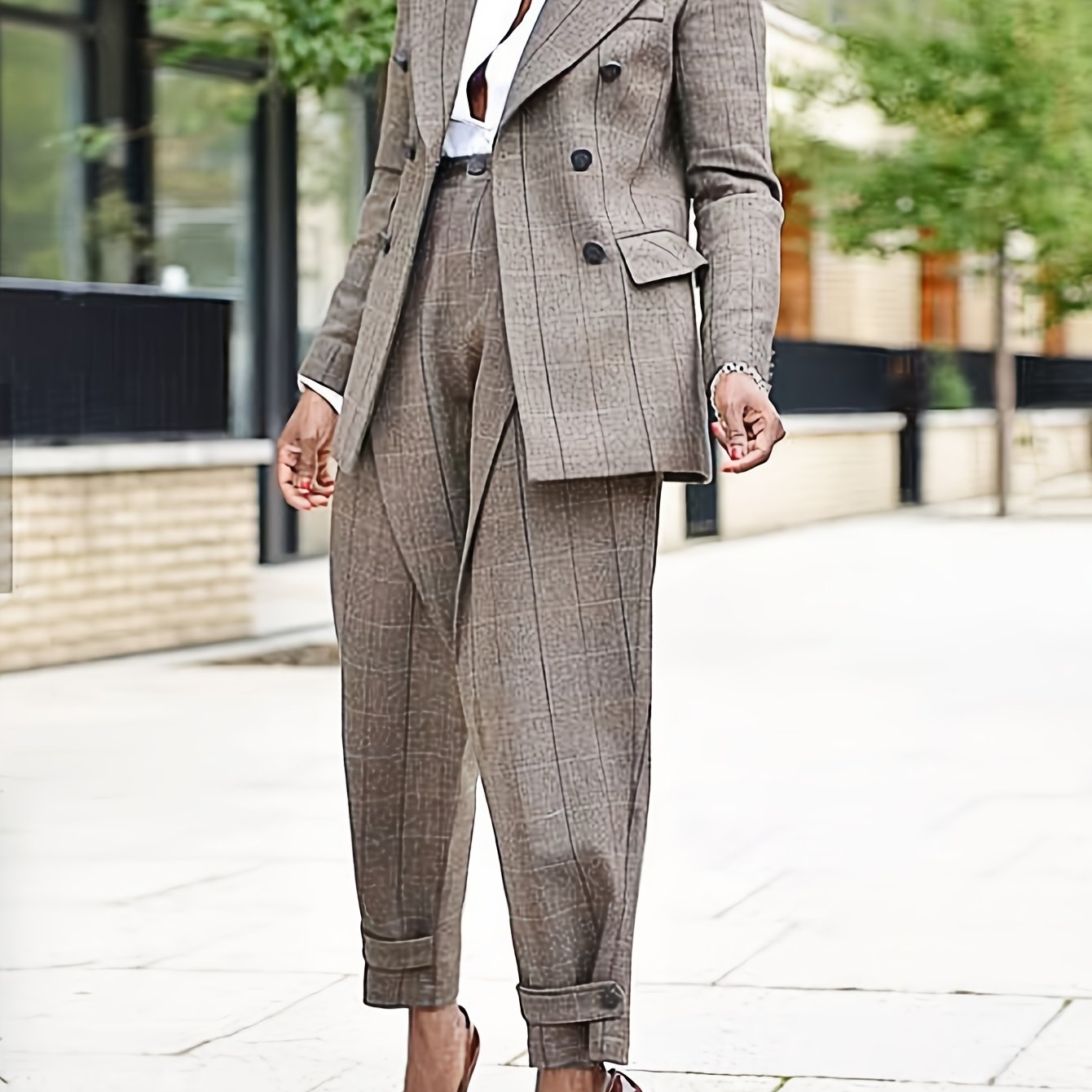 Ayollar uchun tasodifiy tekis kostyum to'plami, lapel yaka bilan, 100% polyester to'qilgan jakketi va qisqa shimlari, bahor/kovak uchun mukammal, tugma tafsiloti va 170gsm mato og'irligi bilan.