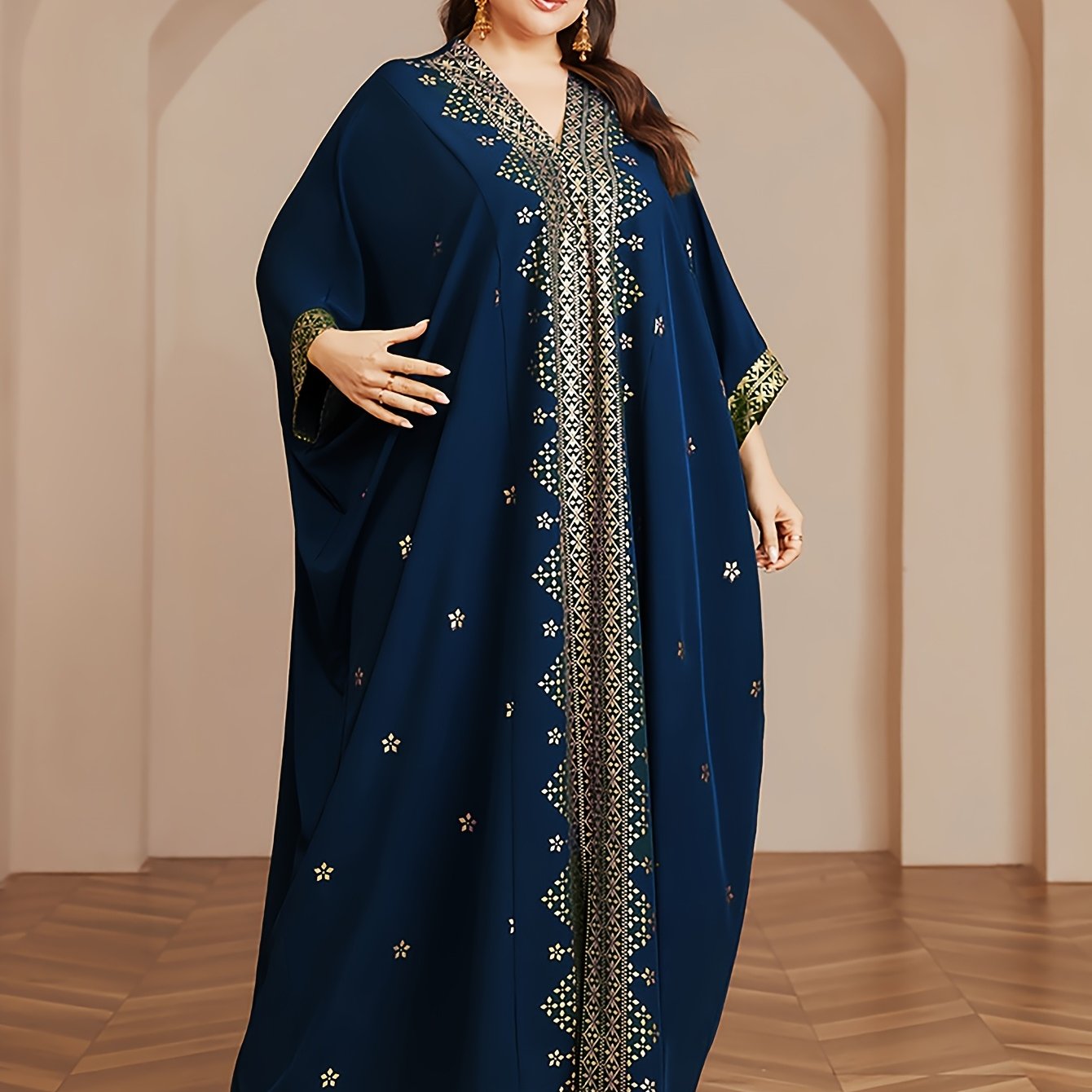 Plus o'lcham polyester V-shakli kaftan, tassellar va batwing qo'llari bilan