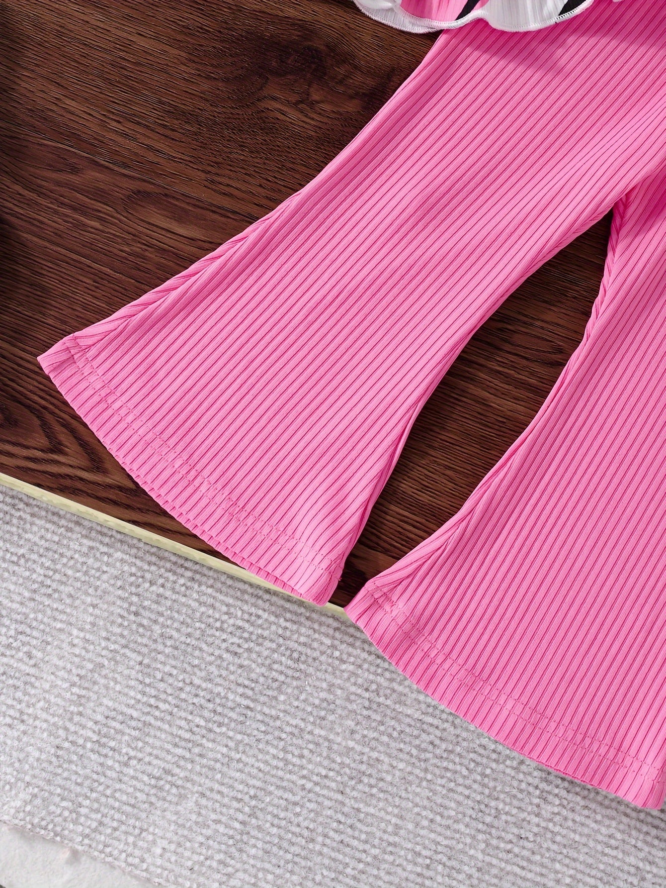 Yoz va kuz uchun yoqimli tasodifiy dizaynga ega ikki qismli to'plam, yurak naqshiga ega doira bo'yinli uzun qo'lqopli bluzka va tashqi kiyim uchun bir rangli ribbed shimlar.