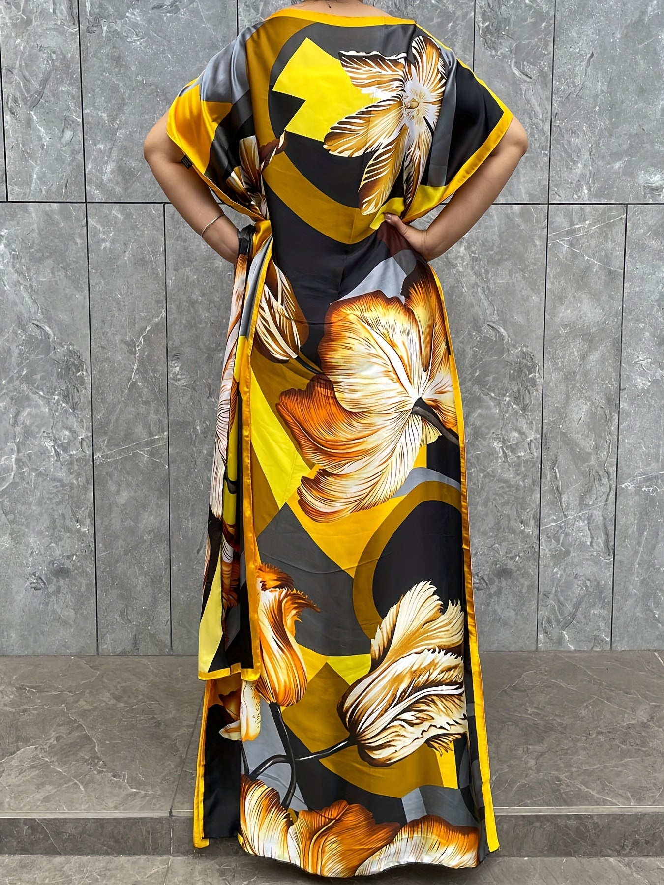 Ayollar uchun kattaroq o'lchamli gulliy bosma tunika kiyiqi polyester, kruj bo'yin, batwing qo'lqopli