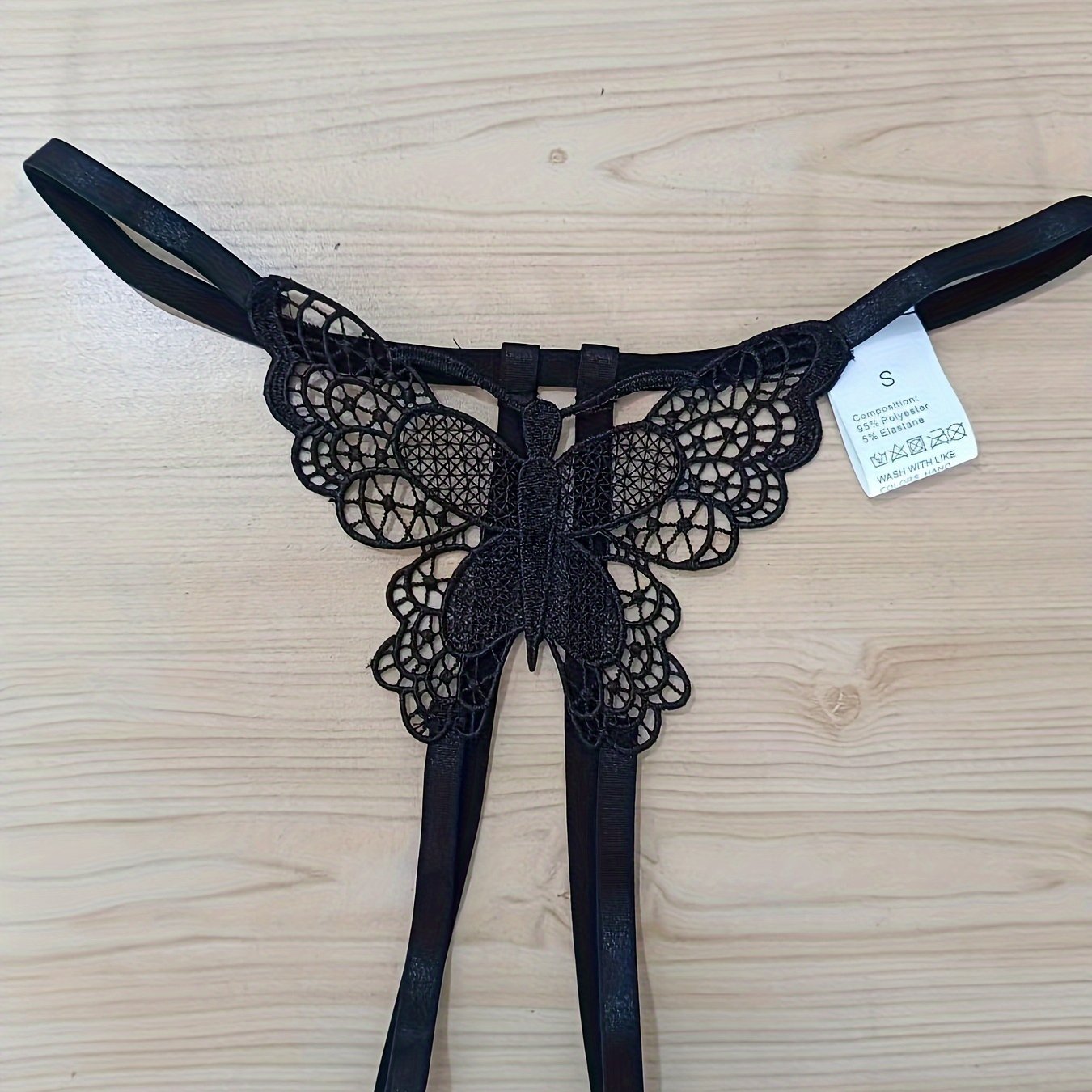 Ayollar uchun ochiq qichqiriq va past belga ega bo'lgan sexy kapalak naqshli ichki kiyim.