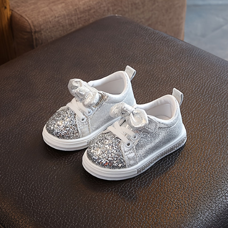 Qizlar uchun yumshoq taglikli, kamon detali, bir rangli, mato yuqori va ichki, kauchuk taglik va mato ichki taglikka ega bo'lgan tasodifiy slip-on sport poyabzallari. Qizlar, bolalar va kichik bolalar uchun mos keladi.