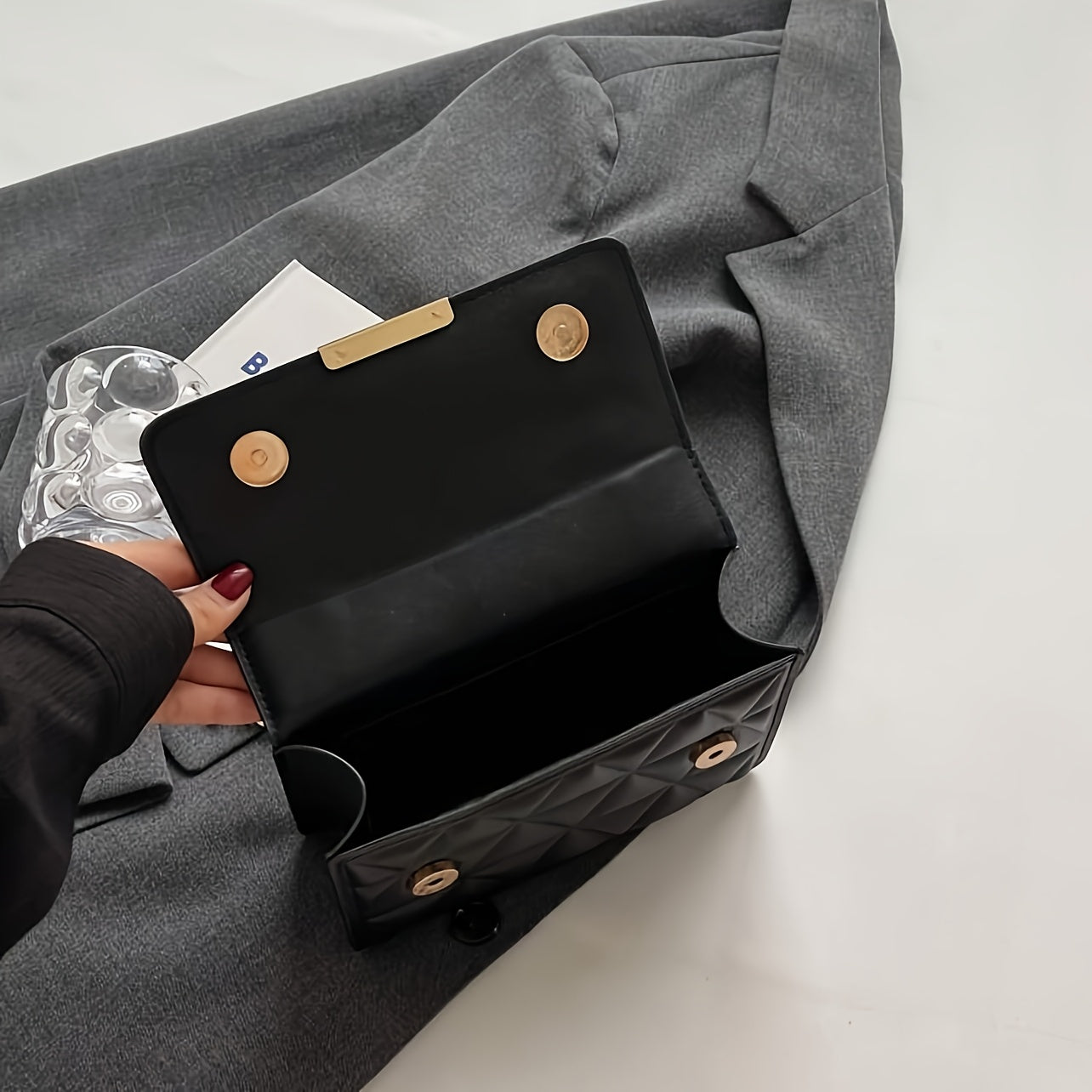 Стильная мини-сумка через плечо для женщин с цепочным ремешком, шикарный черный стеганый дизайн, легкий PU-материал, просторный интерьер, включает в себя монетницу, идеально подходит для повседневного использования.