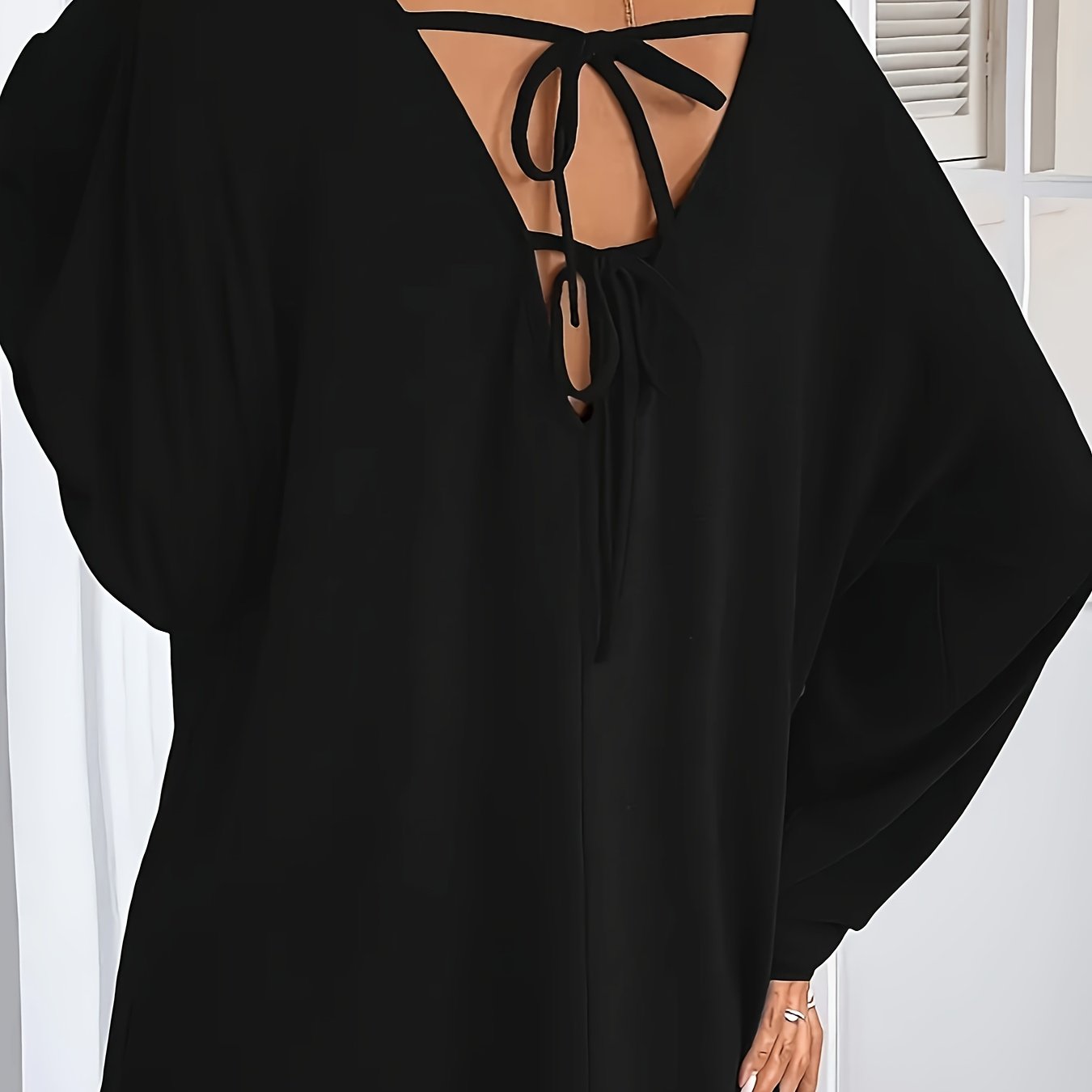 Ayollar uchun elegant V-shaklidagi futbolka, katta o'lcham, polyester to'qima, bir xil rang, orqa bog'ich tafsiloti, uzun yeng, oddiy uzunlik