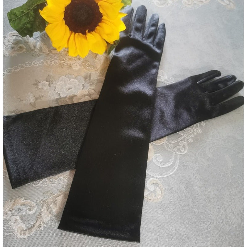 Kumush aksanlari bilan qora satinning uzun barmoq qoplamali qo'lqoplar kechki kiyimlar va sahna chiqishlari uchun