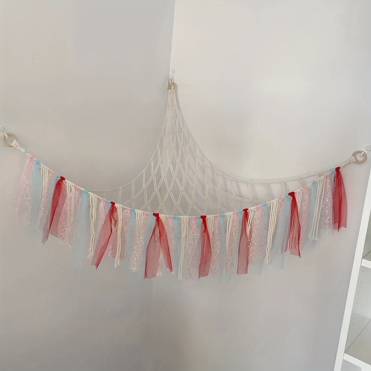 Kichik to'plar uchun tassel bezakli katta to'ldirilgan hayvonlar saqlash g'ildiragi, bolalar xonasi yoki o'yin xonasida o'yinchoqlarni tartibga solish uchun mukammal. O'lchamlari 104.9x104.9x124.97sm.