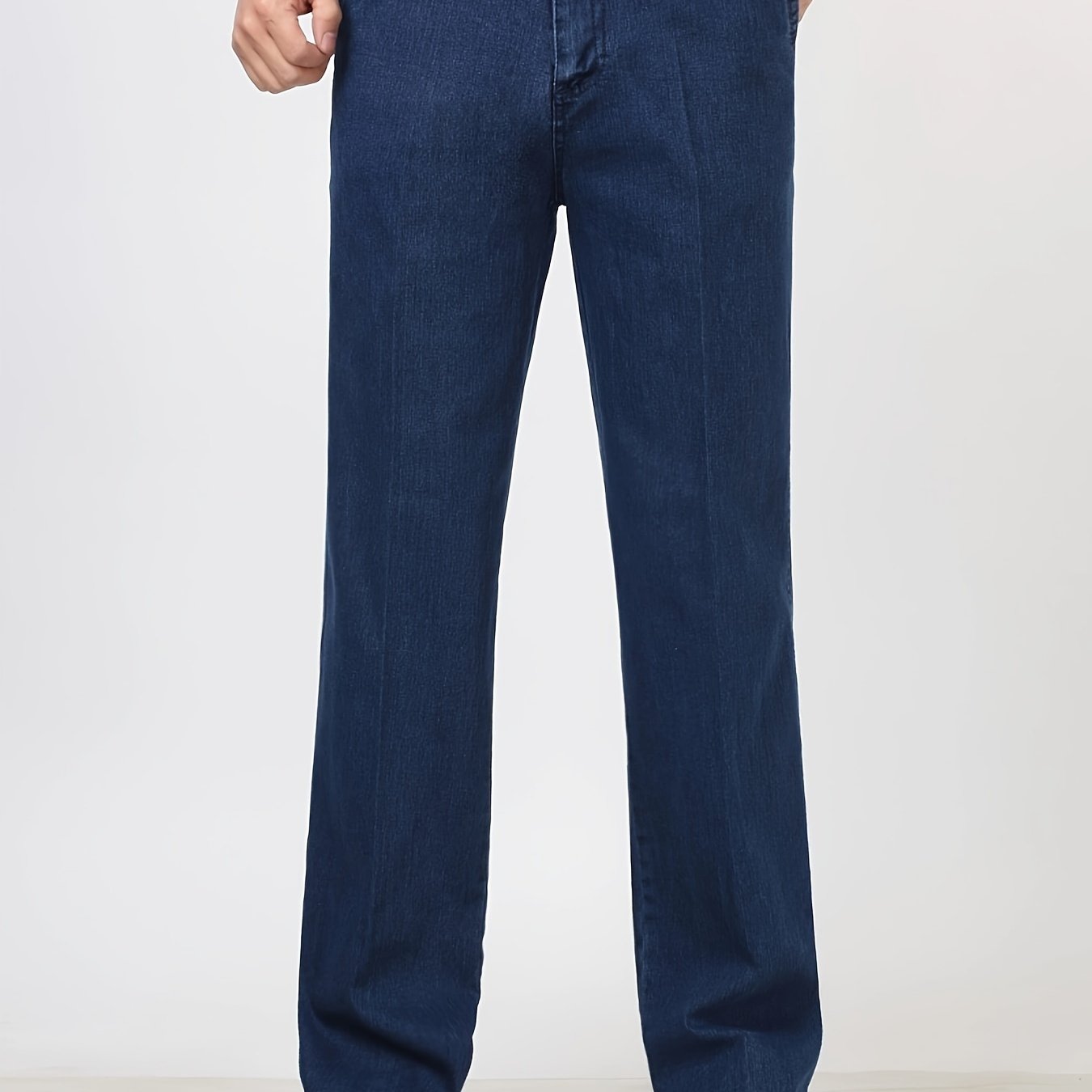 Yozgi ochiq havoda faoliyatlar uchun ideal, cho'kkan denim shimlar, cho'ntaklari bilan.