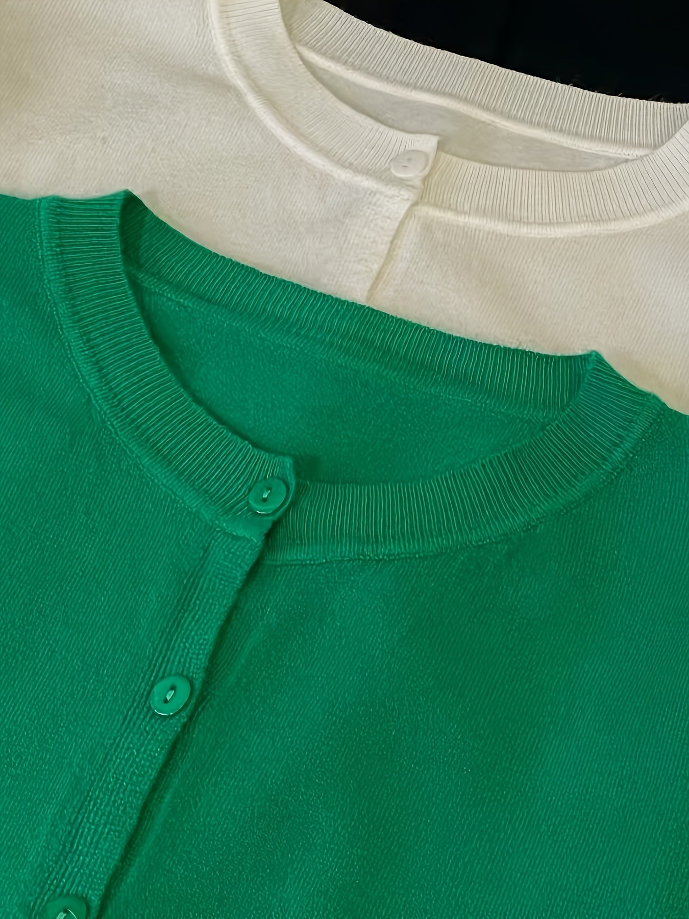 Ochiq ko'krakli sviter to'plami, maqsadli uslubda, 3 ta qismdan iborat.