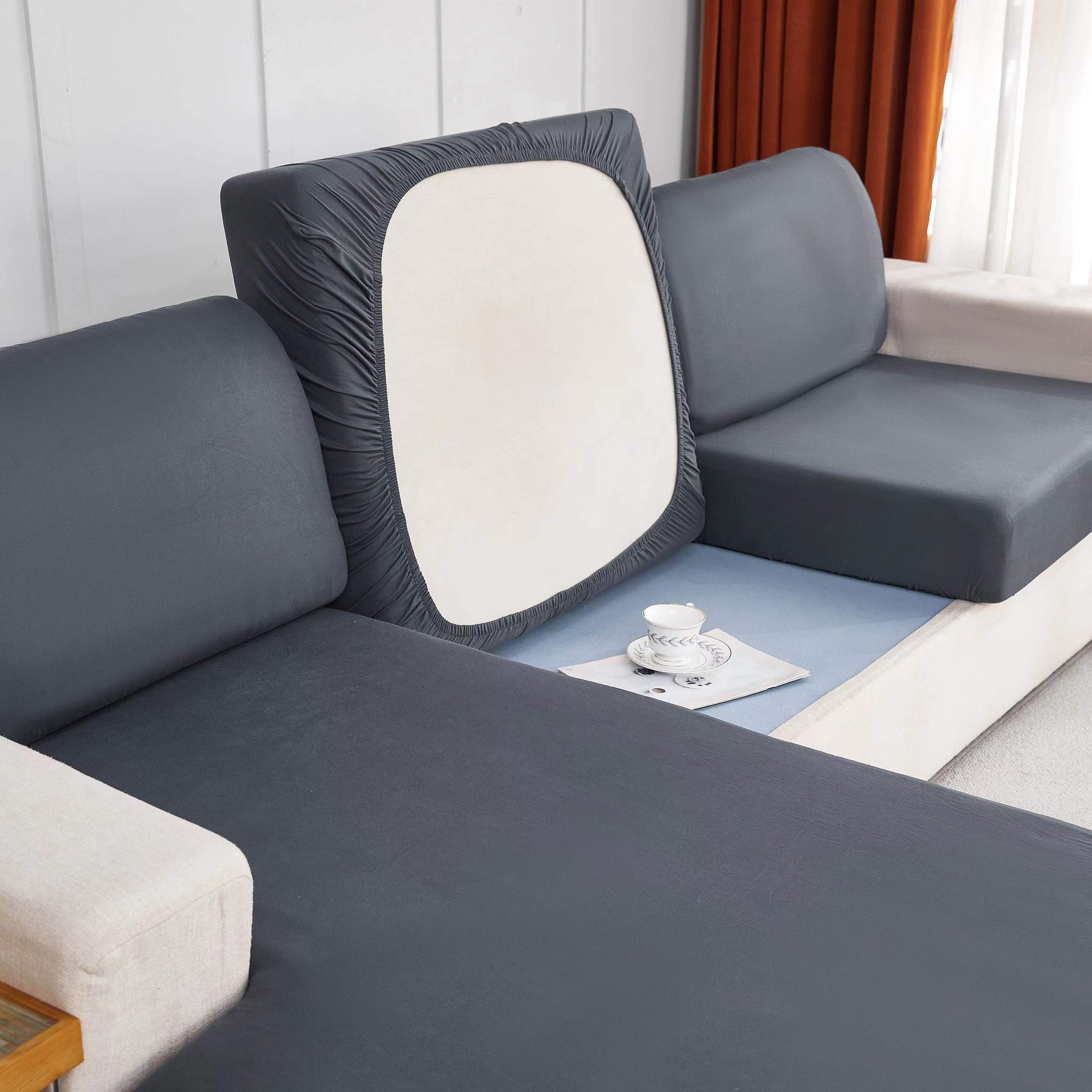 Elastik pastki bilan cho'ziladigan divan yostiq qoplamasi, yashash xonasi divanlarida oson olib tashlash va chizish qarshiligi uchun mo'ljallangan.