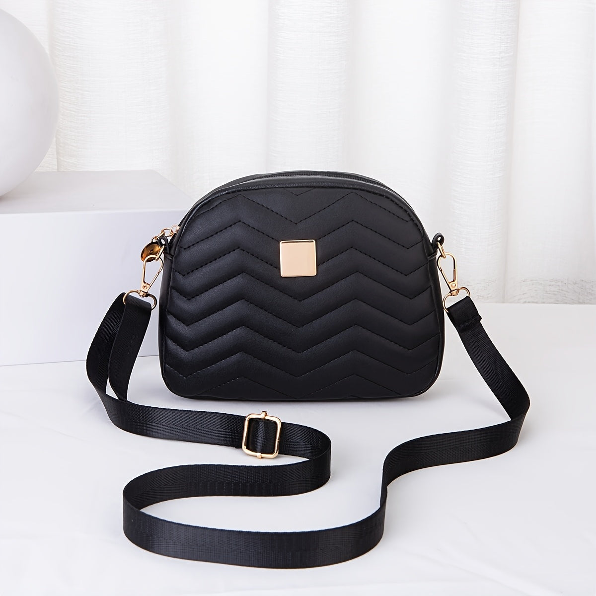 Черная стеганая сумка через плечо с золотой фурнитурой для женщин