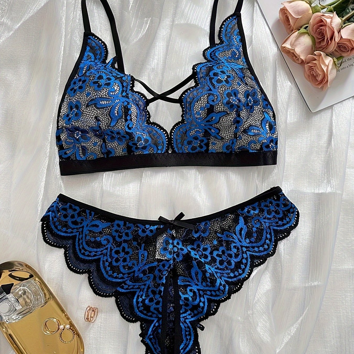 Dantel bilan tikilgan gullar bilan bezatilgan ichki kiyim to'plami.