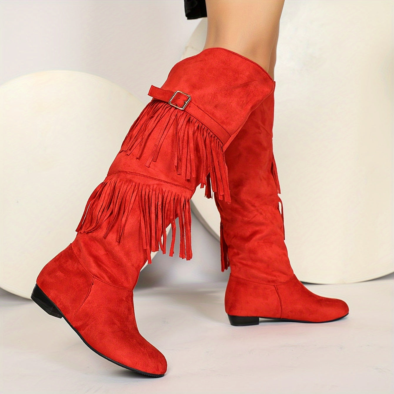Ayollar uchun bir rangli yuqori qadamli botinkalar, tassel bezakli va bucklе strap bilan
