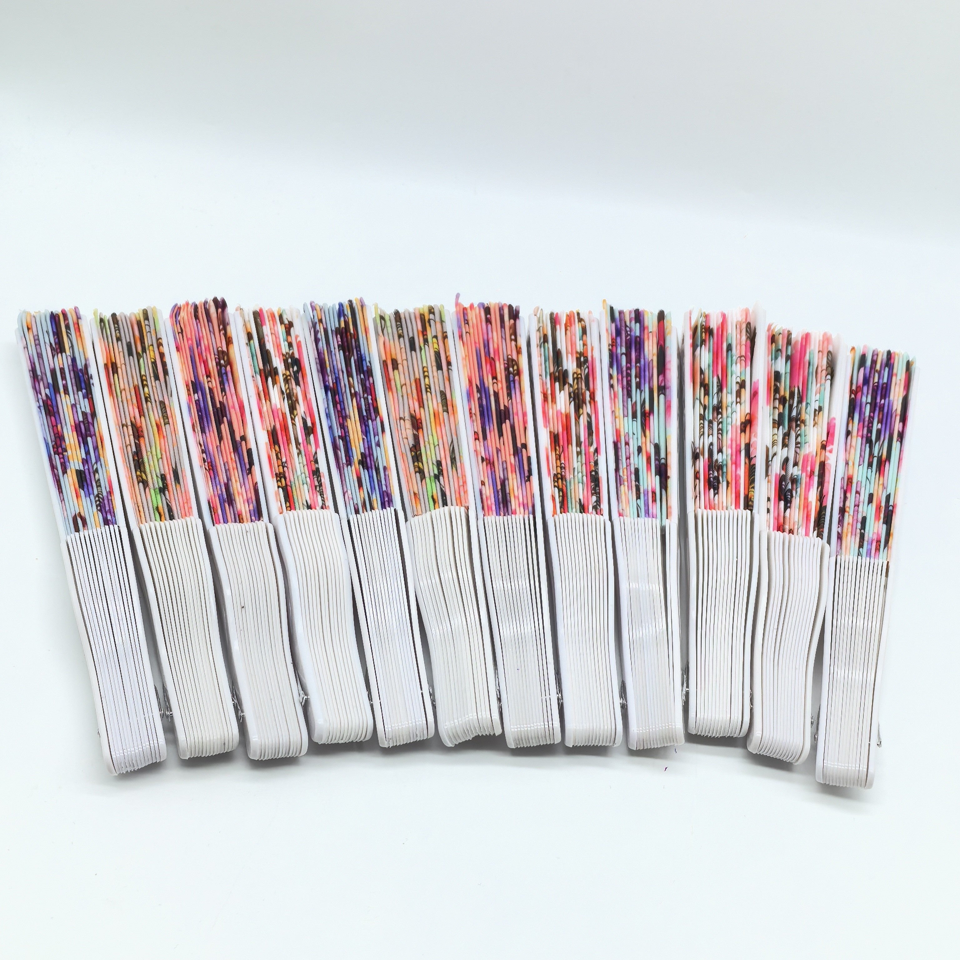 6 yoki 12 ta nozik kapalak va gullar dizayni bilan bezatilgan elegant qog'oz fanatlarni qo'lga oling. Sifatli linen materialdan tayyorlangan bu qo'l fanatlari fotosessiyalar uchun va yozda qulay bo'lish uchun juda mos keladi.