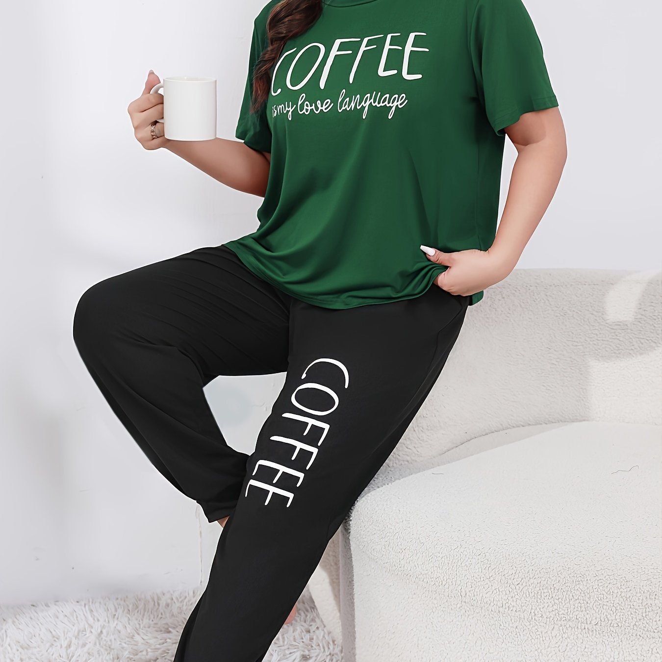 Katta o'lchamdagi ayollar uchun lounge to'plami, shiorli grafik ko'ylak va joggerlar bilan