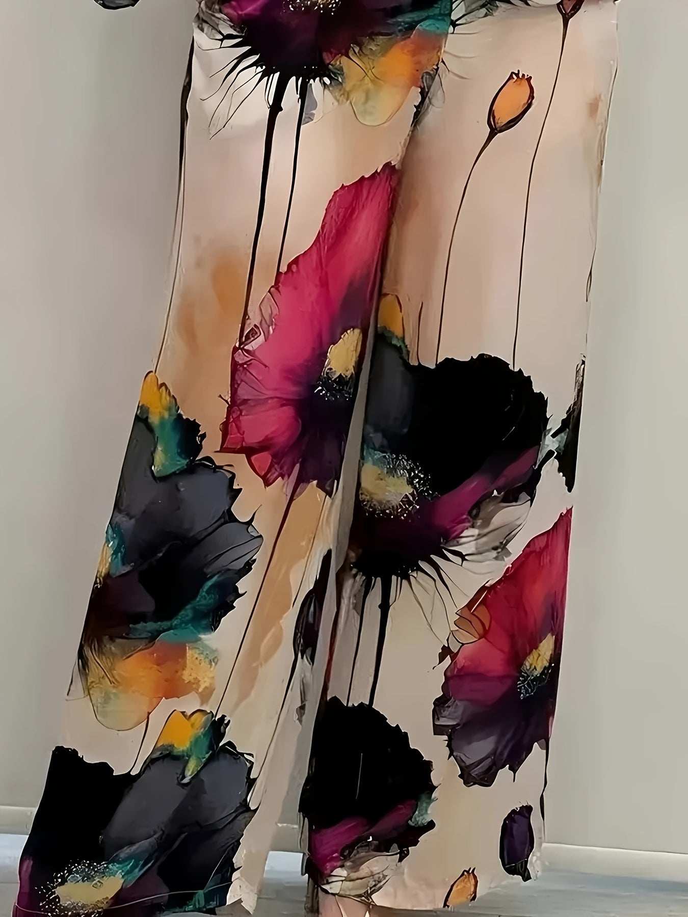 Ayollar uchun gullar bilan bezatilgan saten 2-qismli to'plam: yuqori va keng oyoq shimlar