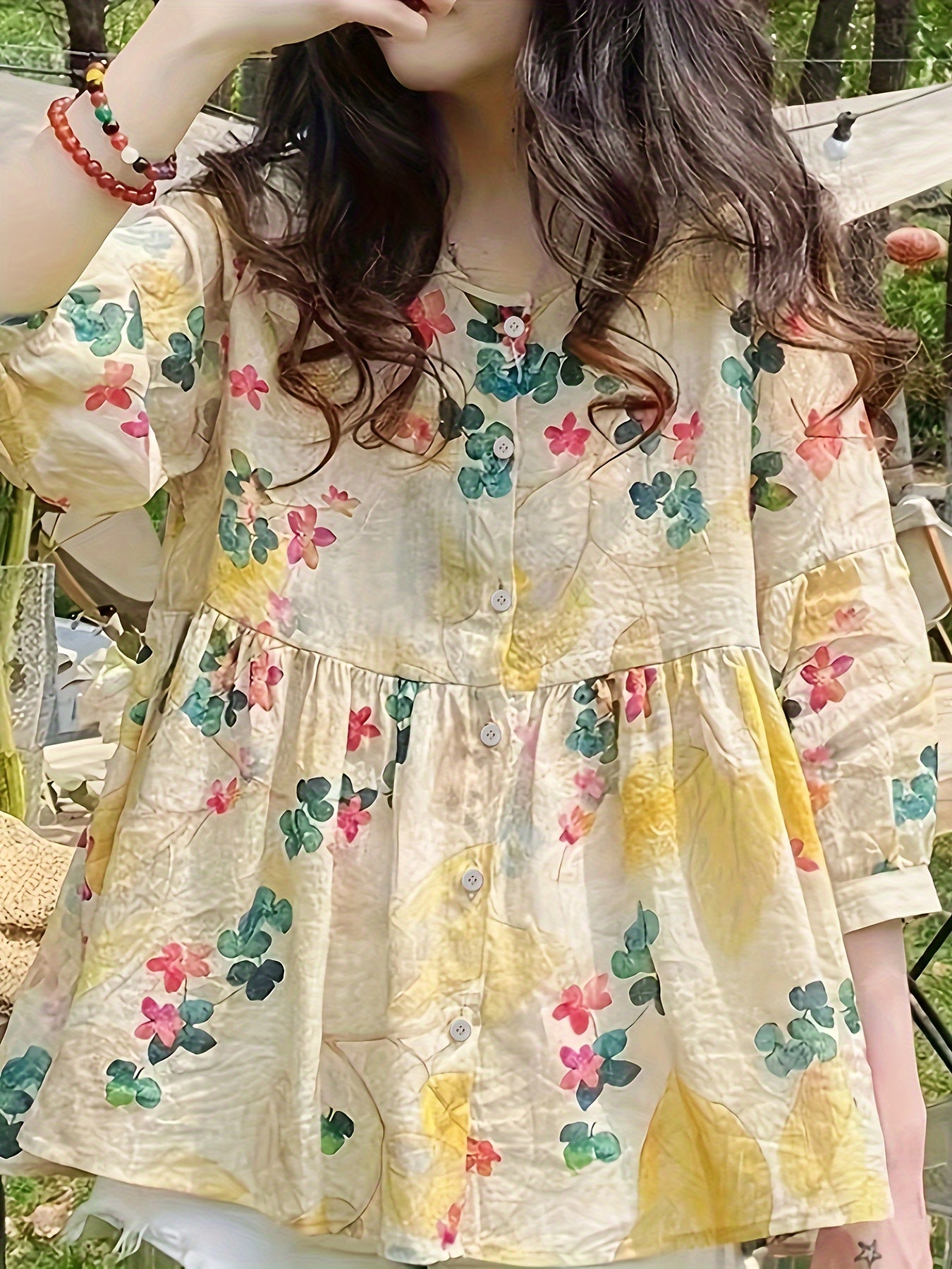 Blusa de mujer con estampado floral en amarillo con mangas largas y cuello redondo