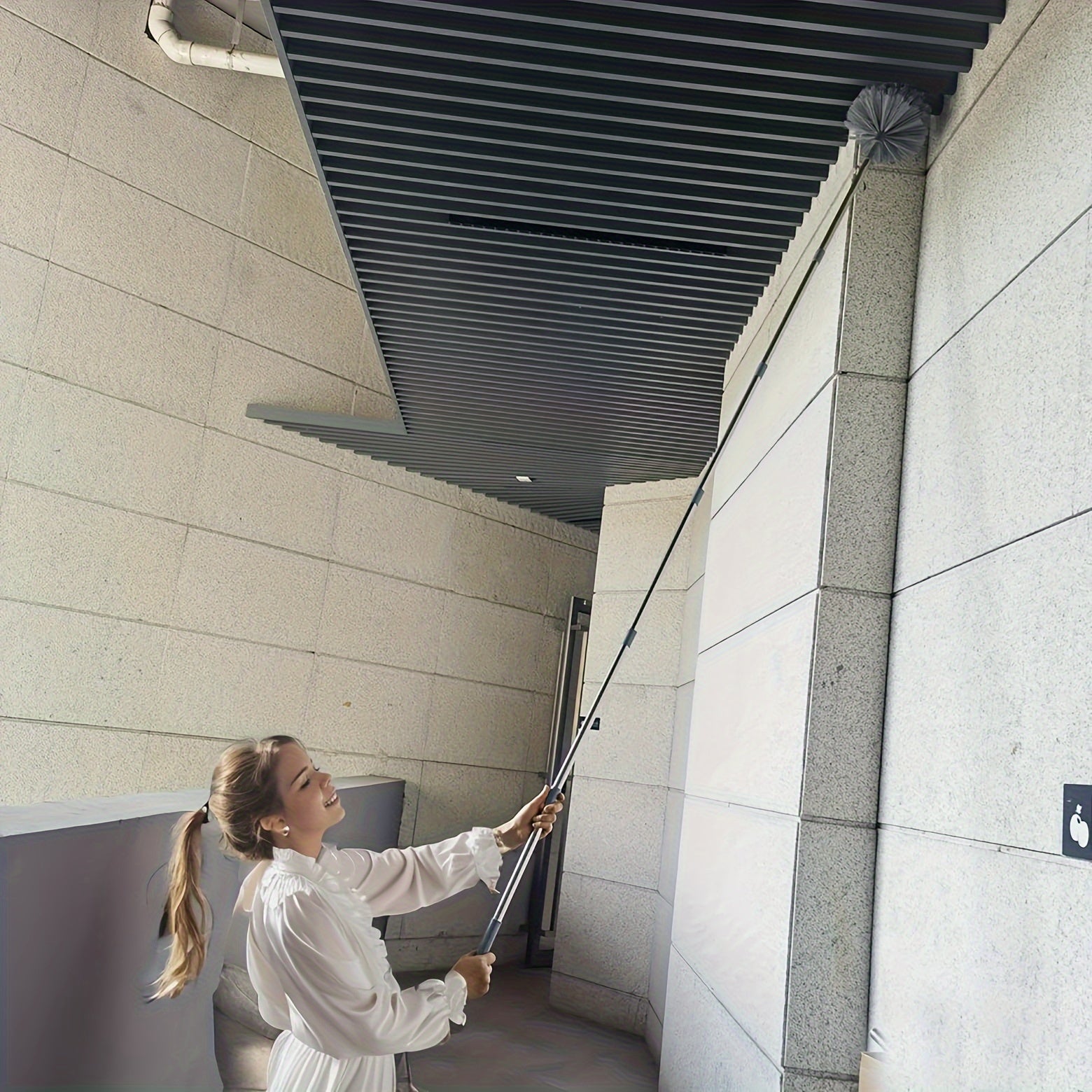 2 ta uzaytiriladigan baland shiftlar uchun chang tozalagichlar to'plami, 10 ta ustun bilan - baland shiftlar, jaluzilar va to'rg'ay to'rlarini quvvatga ehtiyoj sezmasdan oson tozalash uchun ideal.