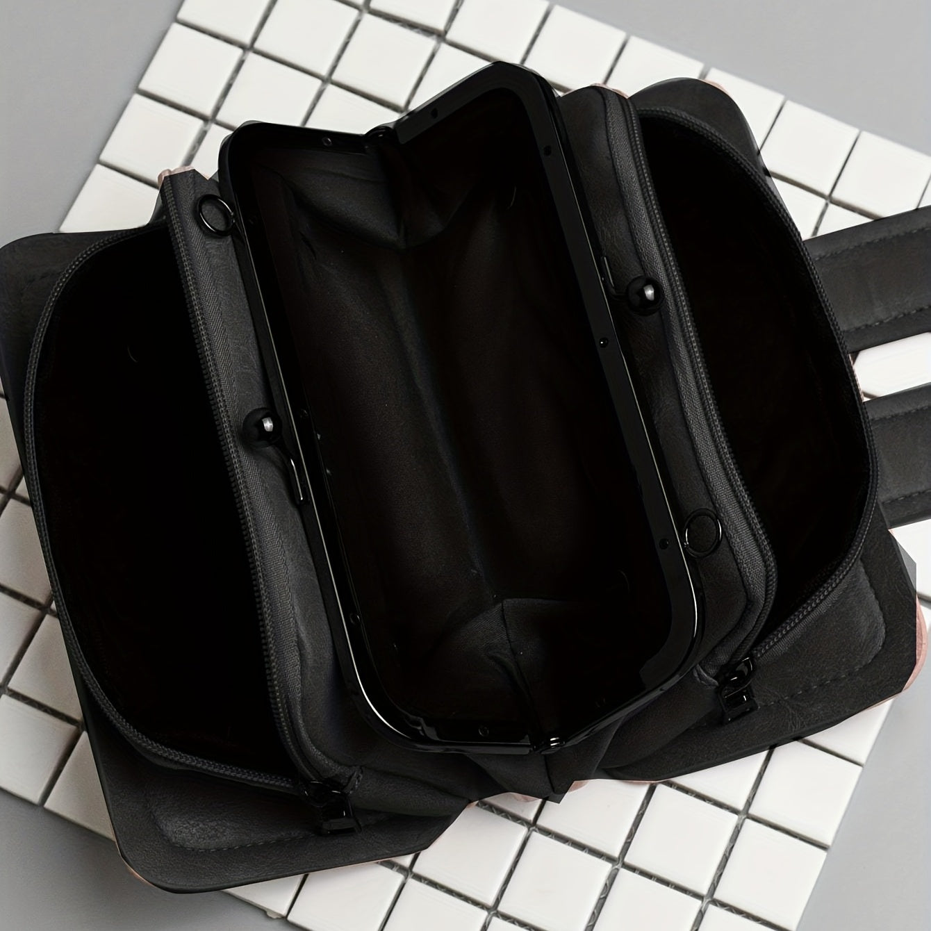 Ayollar uchun retro clutch sumkasi, rivetlar bilan, zanjirli yelka tasmasi, qora rang, ko'p qatlamli klip va kichik kvadrat dizayn.