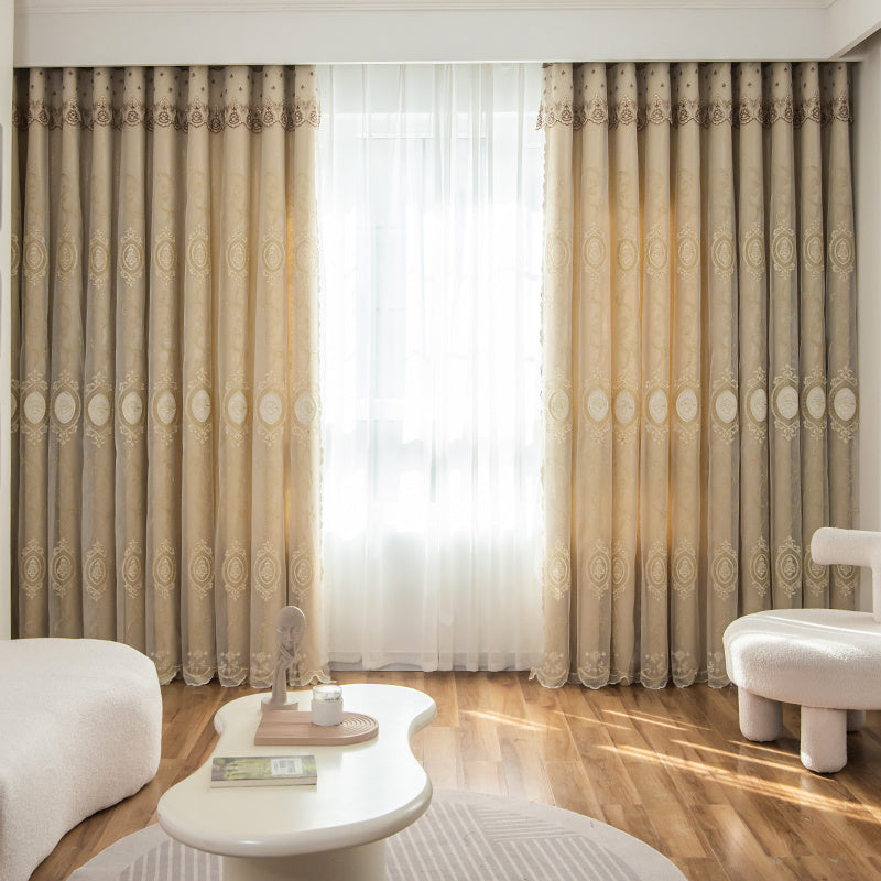 Роскошная занавеска из двойного слоя черного тюля с вышивкой из кружева, предлагающая как мягкость, так и стиль для приватного и шикарного оформления окна.