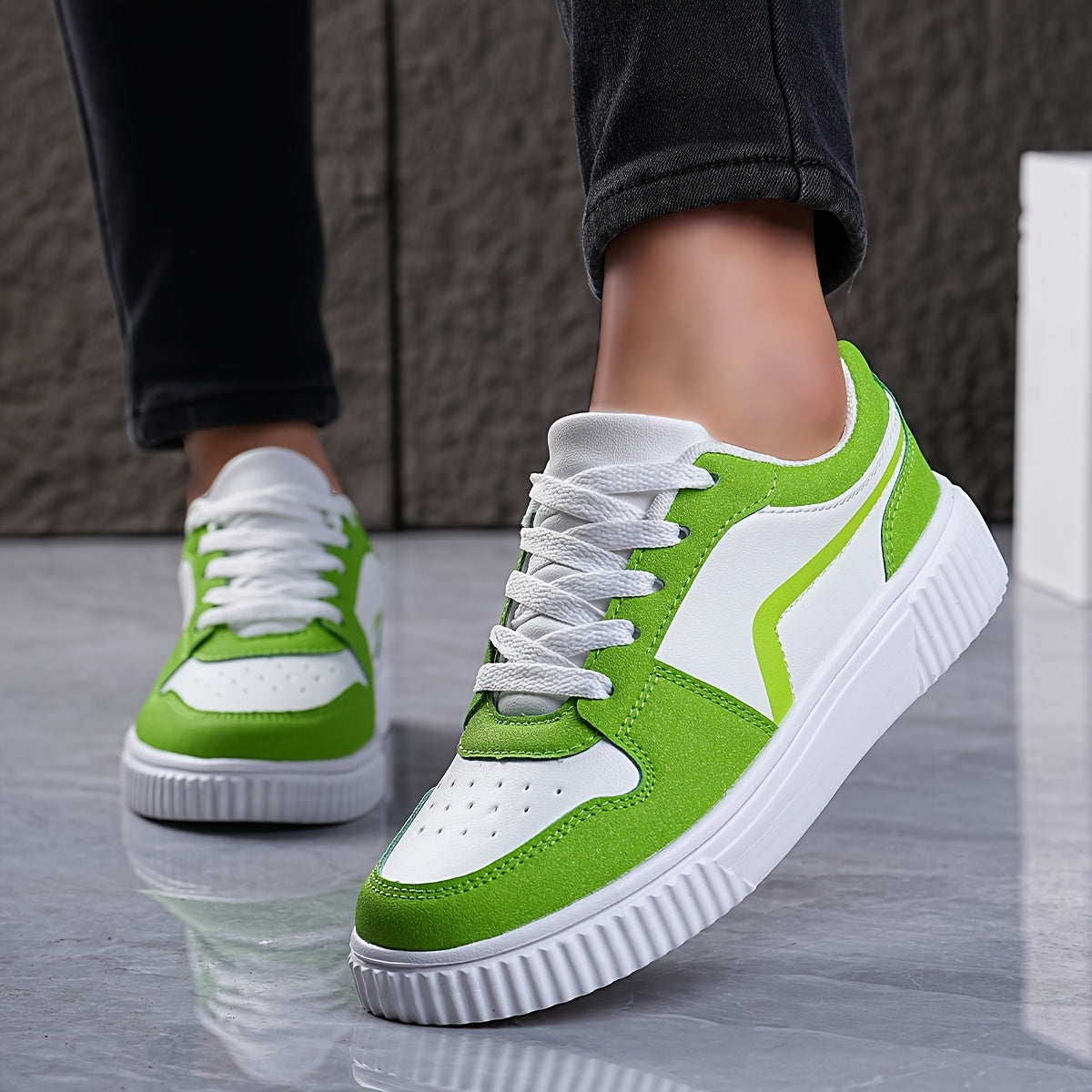 Women's White Low-Top Sneakers Breathable Casual Lace-Up Shoes