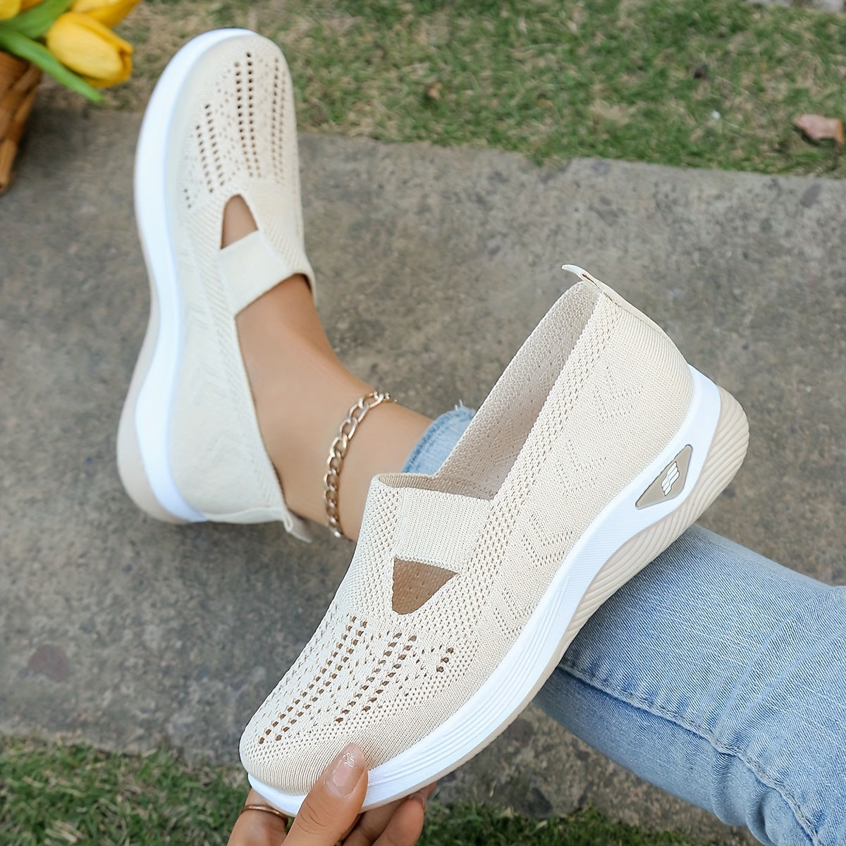 Ayollar uchun oq slip-on kundalik sport poyabzali nafas oladigan qulay