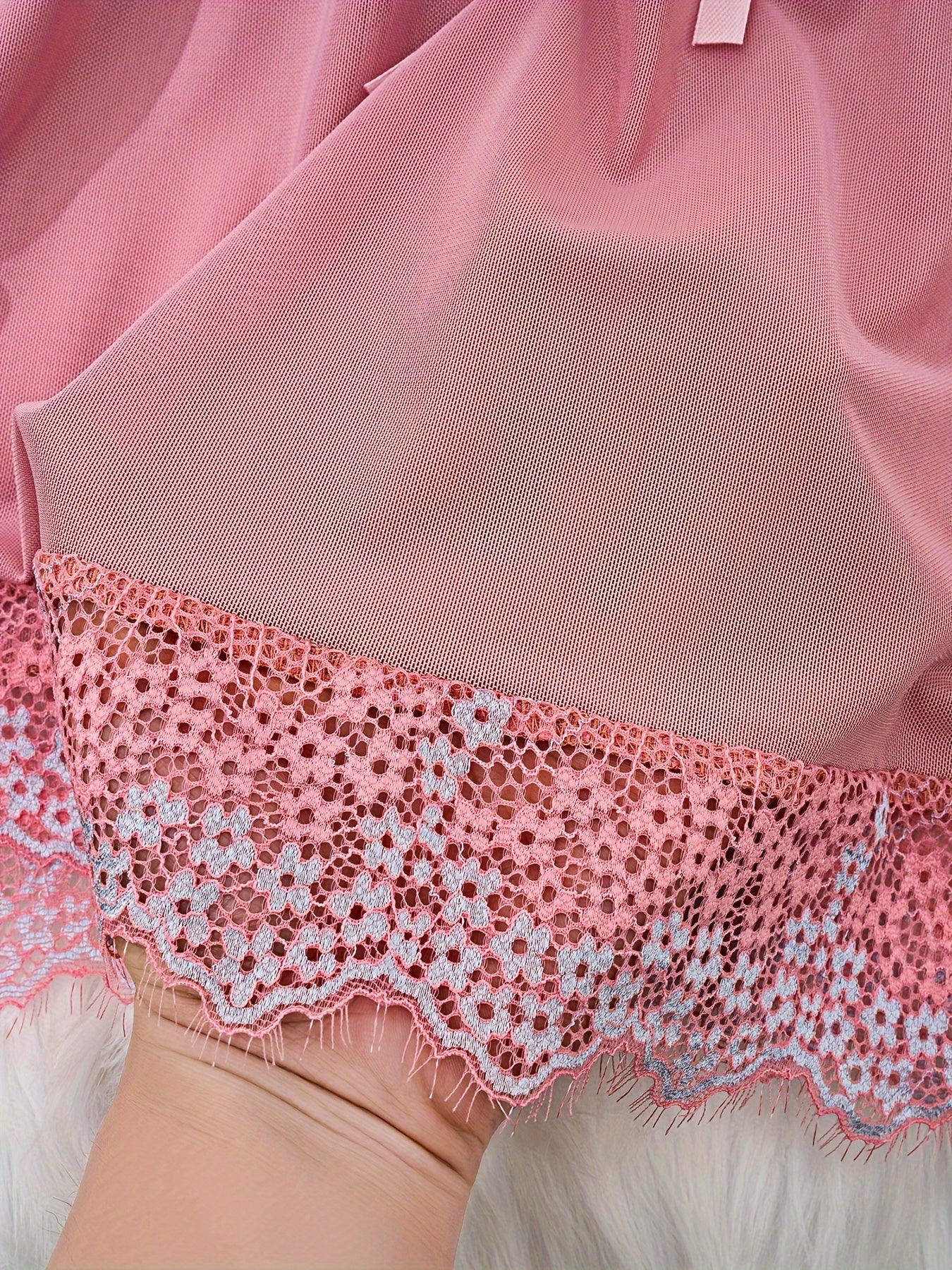 Ayollar uchun sexy ichki kiyim to'plami, dantel qo'shilishi, to'r tafsilotlari, spaghetti kamarlar, chuqur V shaklidagi slip ko'ylagi va thong.