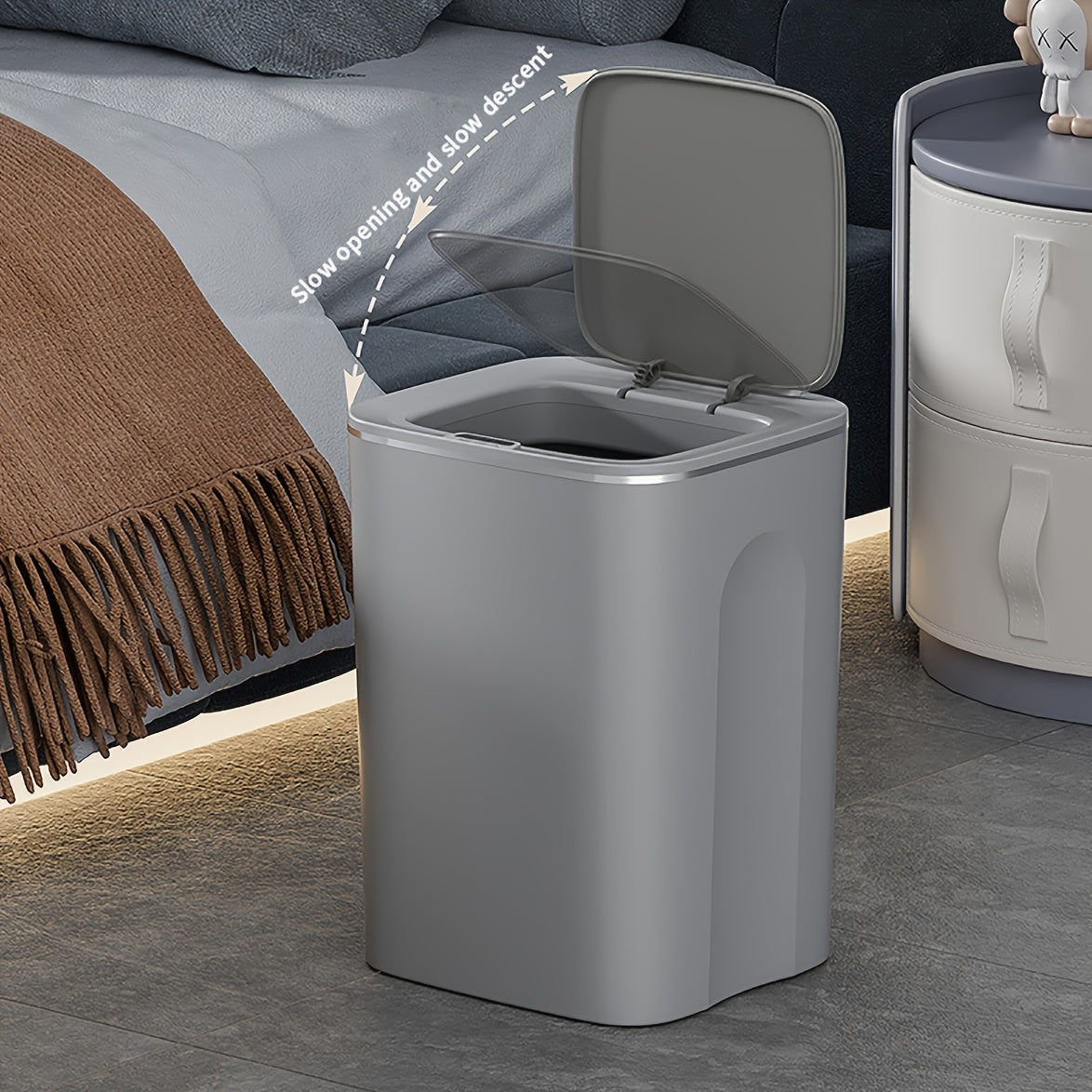 Smart Touchless Trash Can avtomatik ochish va yopish funksiyalariga ega, jim ishlaydi va uyda foydalanish uchun ideal suv o'tkazmaydigan dizaynga ega.