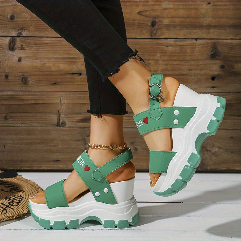 Ayollar uchun to'piq qismi bilan sandallar, bilakdan bog'ich va metall tasmali, zamonaviy tasodifiy oyoq kiyimlari