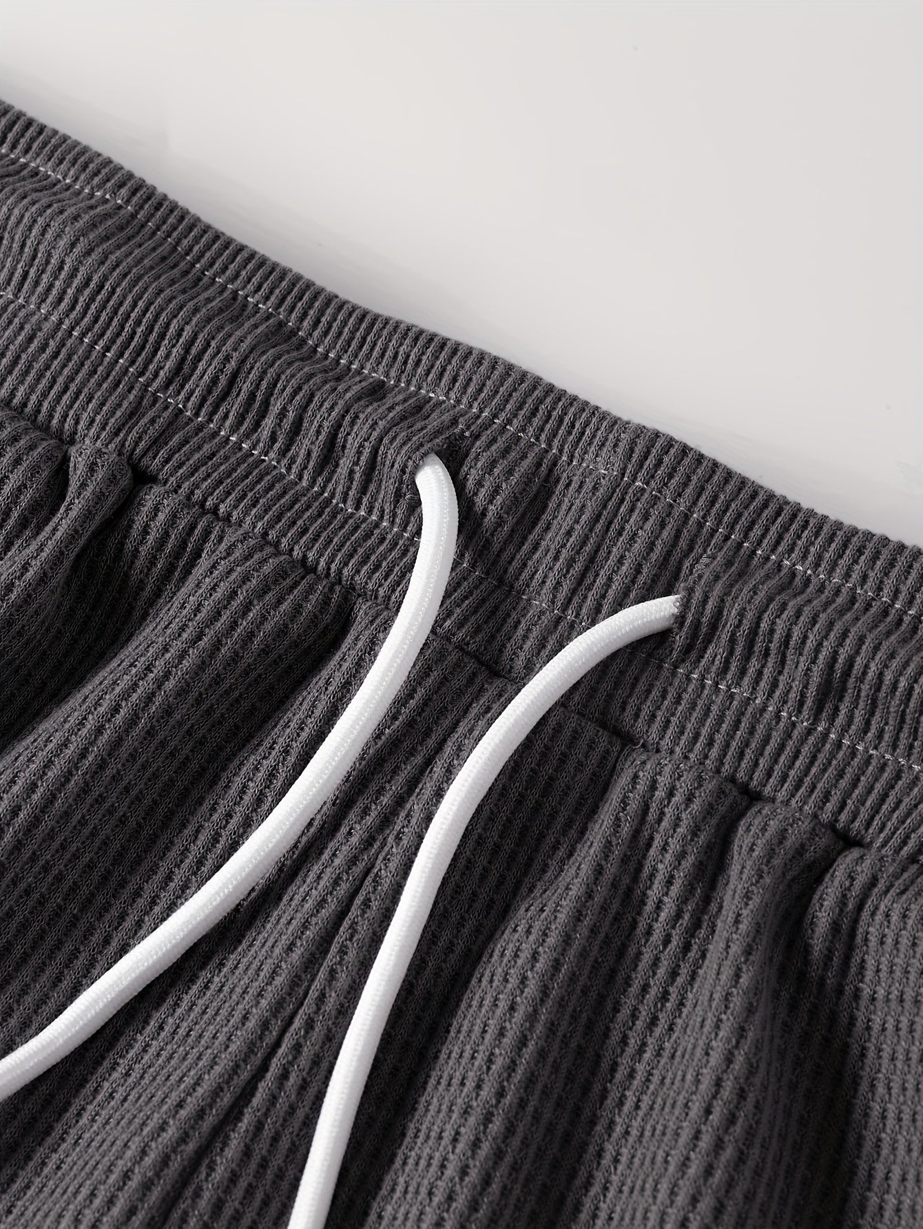 Erkaklar uchun ikkita zamonaviy kiyim: yoz uchun tasodifiy krujka yaka qisqa qo'ltiq futbolka va shortlar to'plami, ta'til va mashg'ulotlar uchun mukammal.