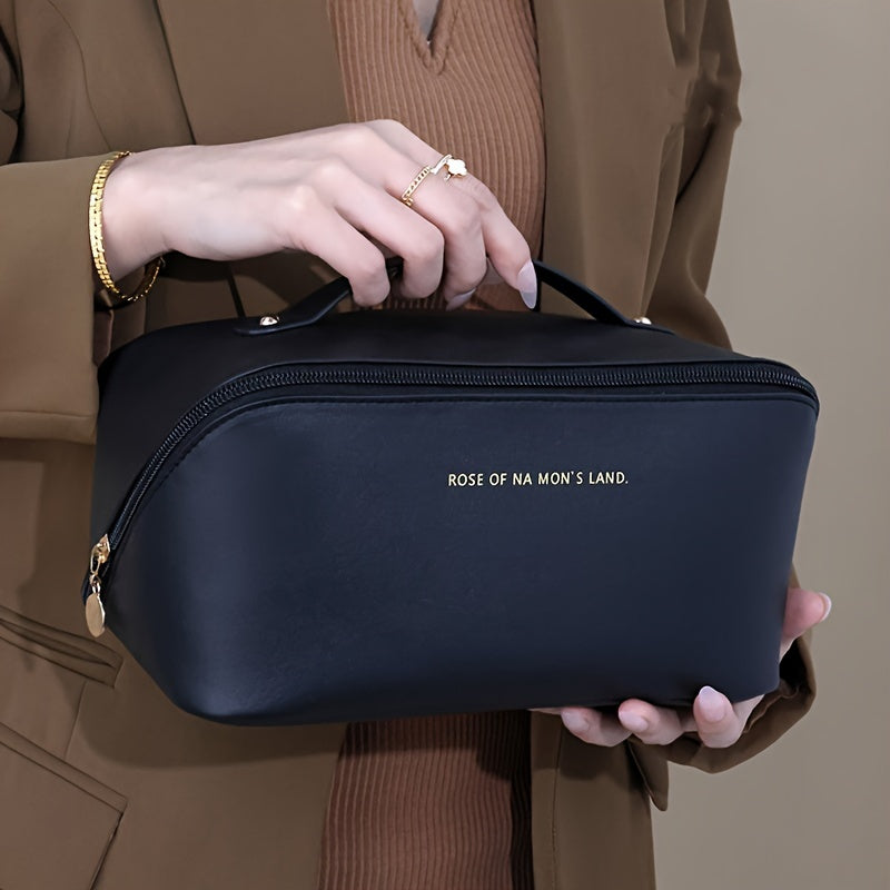 "Yiwu ishlab chiqarilgan ayollar uchun zamonaviy pushti PU kosmetik qutisi, katta sig'imga ega va mustahkam qirra bo'yoq bilan, zamonaviy yostiq shakli va polyester astar bilan ta'minlangan."