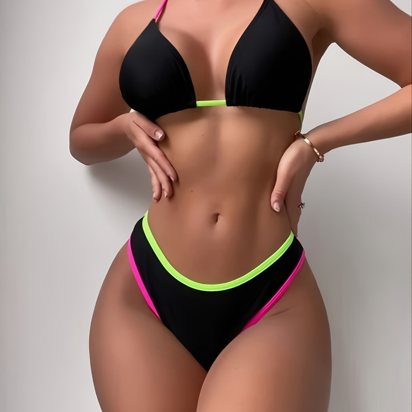 Ayollar uchun neon halter bo'yinli bikini to'plamlari va yuqori kesilgan uchburchak suzish kiyimi.