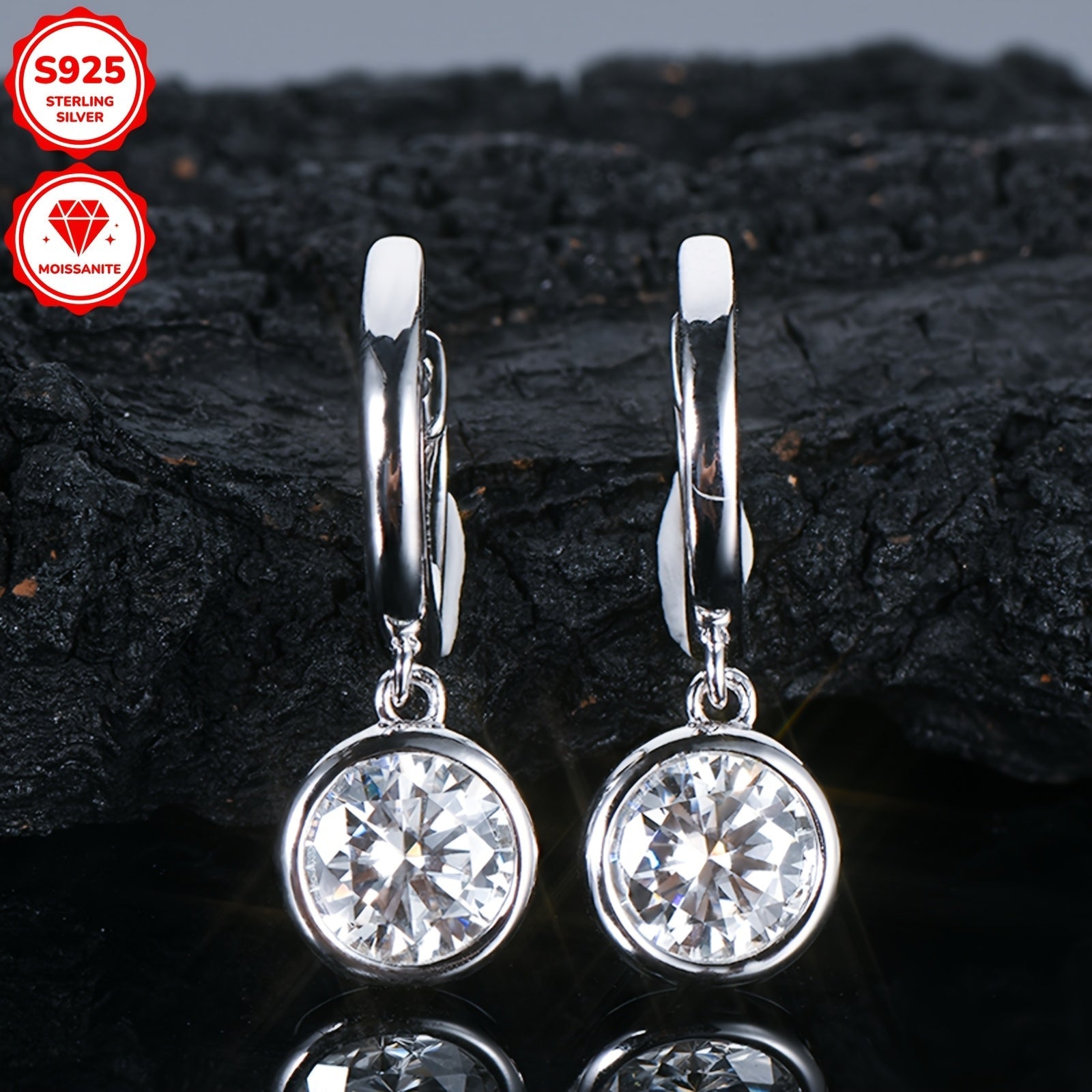Ikkita nafis Moissanite taqinchoqlari, 2.52g kumush vazn bilan. Har biri 6.5mm bo'lgan ikki Moissanite toshi, jami 1.0 karat, 925 Sterling Silverda o'rnatilgan. Ushbu dumaloq Moissanite taqinchoqlari har qanday kiyimga joziba qo'shish uchun mukammaldir.