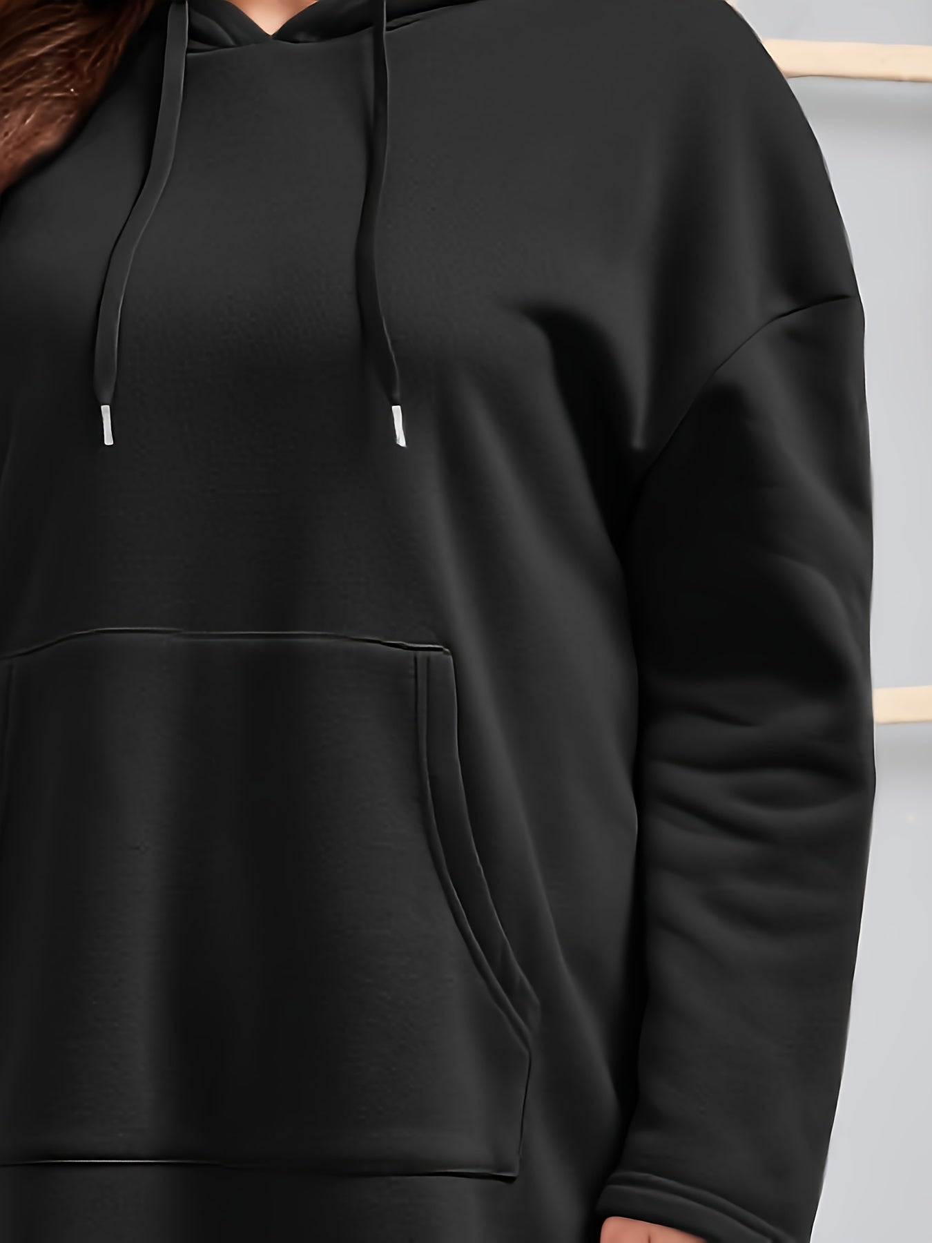 Plus o'lcham ayollar uchun qora hoodie kangaroo pocketli pullover casual kuz qish