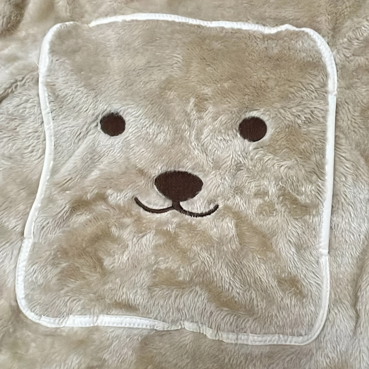 Manta cálida para niños en color caqui y marfil de franela para lactancia y uso en invierno