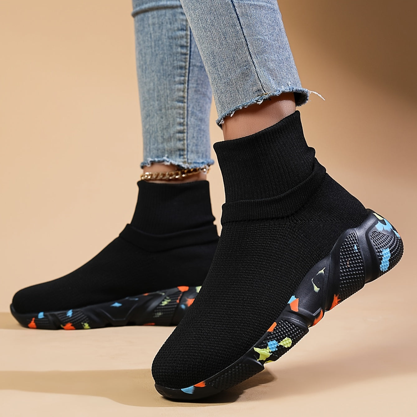 Ayollar uchun engil slip-on krossovkalar, nafas oladigan to'qima materialdan, qora rangda rangli aksentlar bilan, pastki dizayn, dumaloq barmoq, MD taglik, ochiq havoda faoliyatlar uchun ideal.