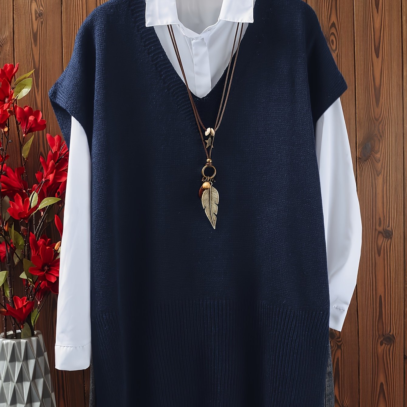 Katta o'lchamdagi ayollar uchun yirtqichlari bo'lgan bir rangli V-yuqori pullover.