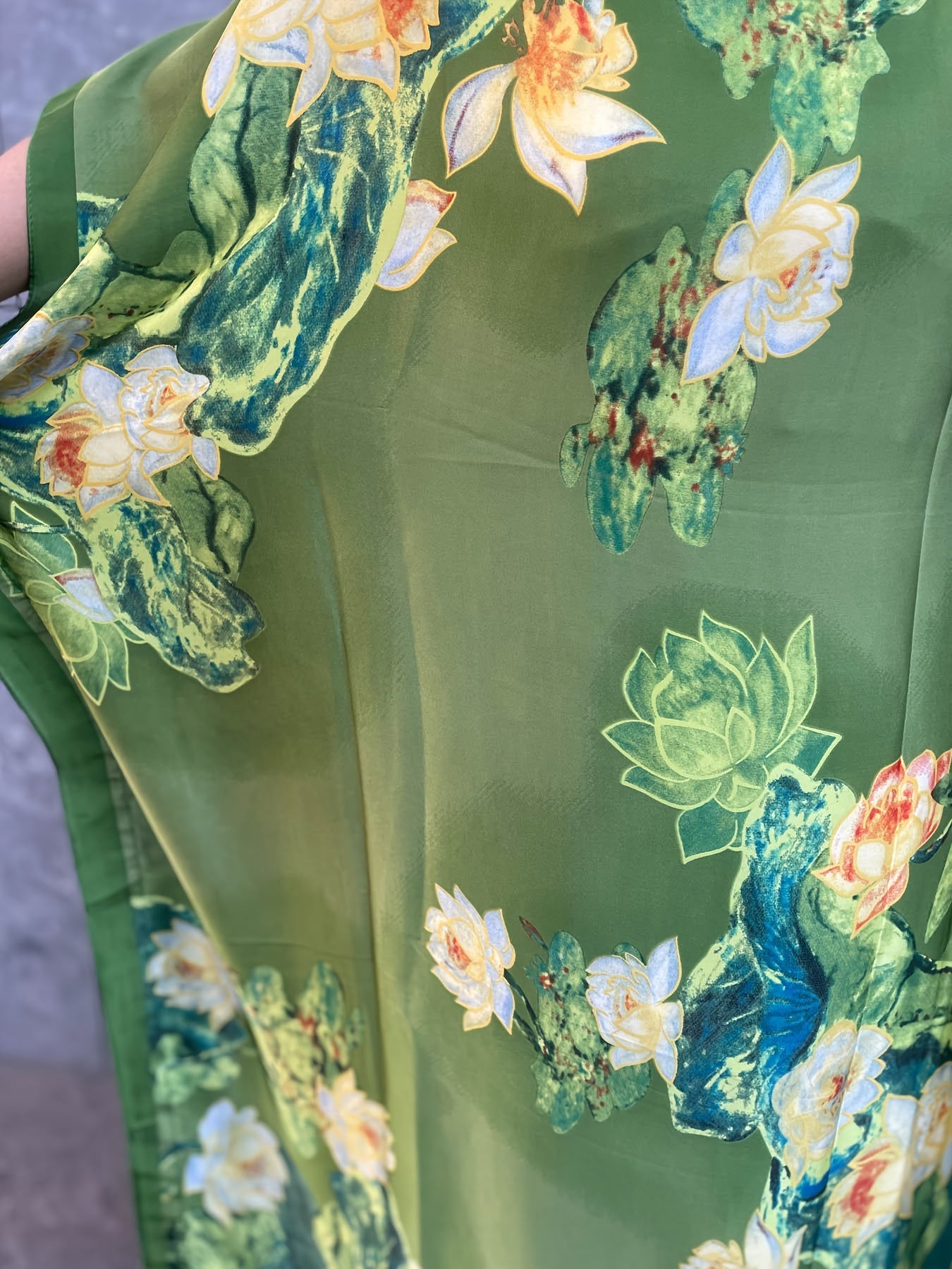 Plus o'lchamli O'rta Sharq an'anaviy kiyimlari gul bilan maxi kiyingan boshbog'li