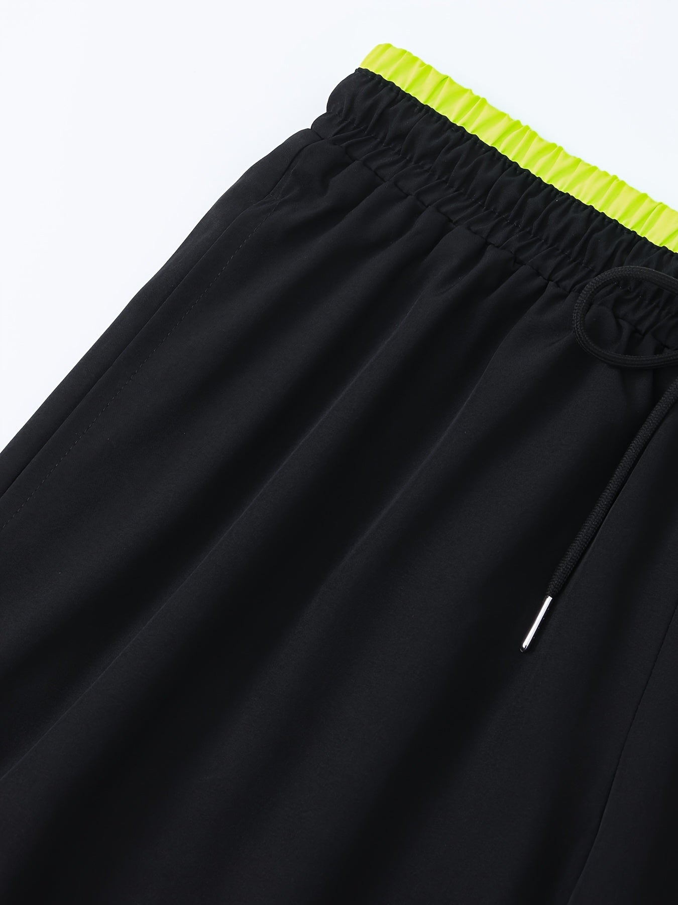 Katta va baland erkaklar uchun yozda kiyish uchun mo'ljallangan plus o'lchamdagi ochiq sport shortlari.