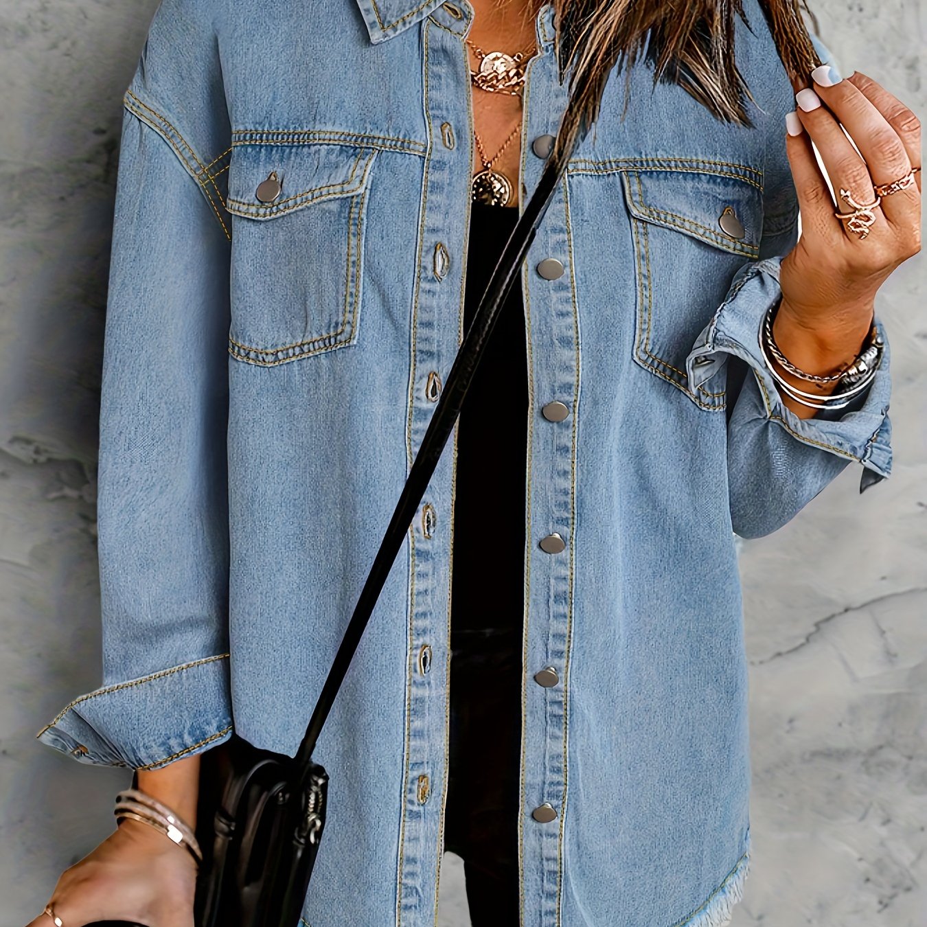 Ayollar uchun qora denim kurtka uzun qolli, tugma bilan yopiladigan, soqqal qirqilgan kanti va cho'ntaklar bilan