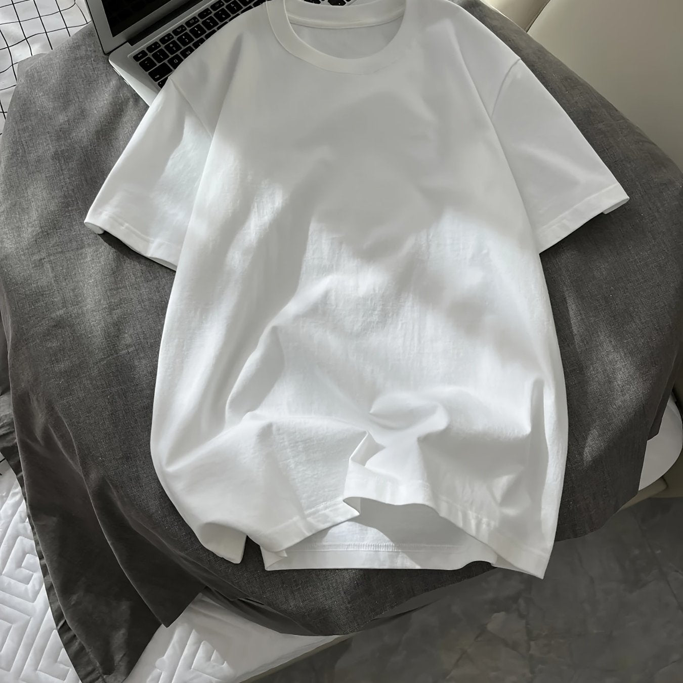 Yoz uchun erkaklar uchun bir rangli T-kofta, tasodifiy ko'cha uslubi