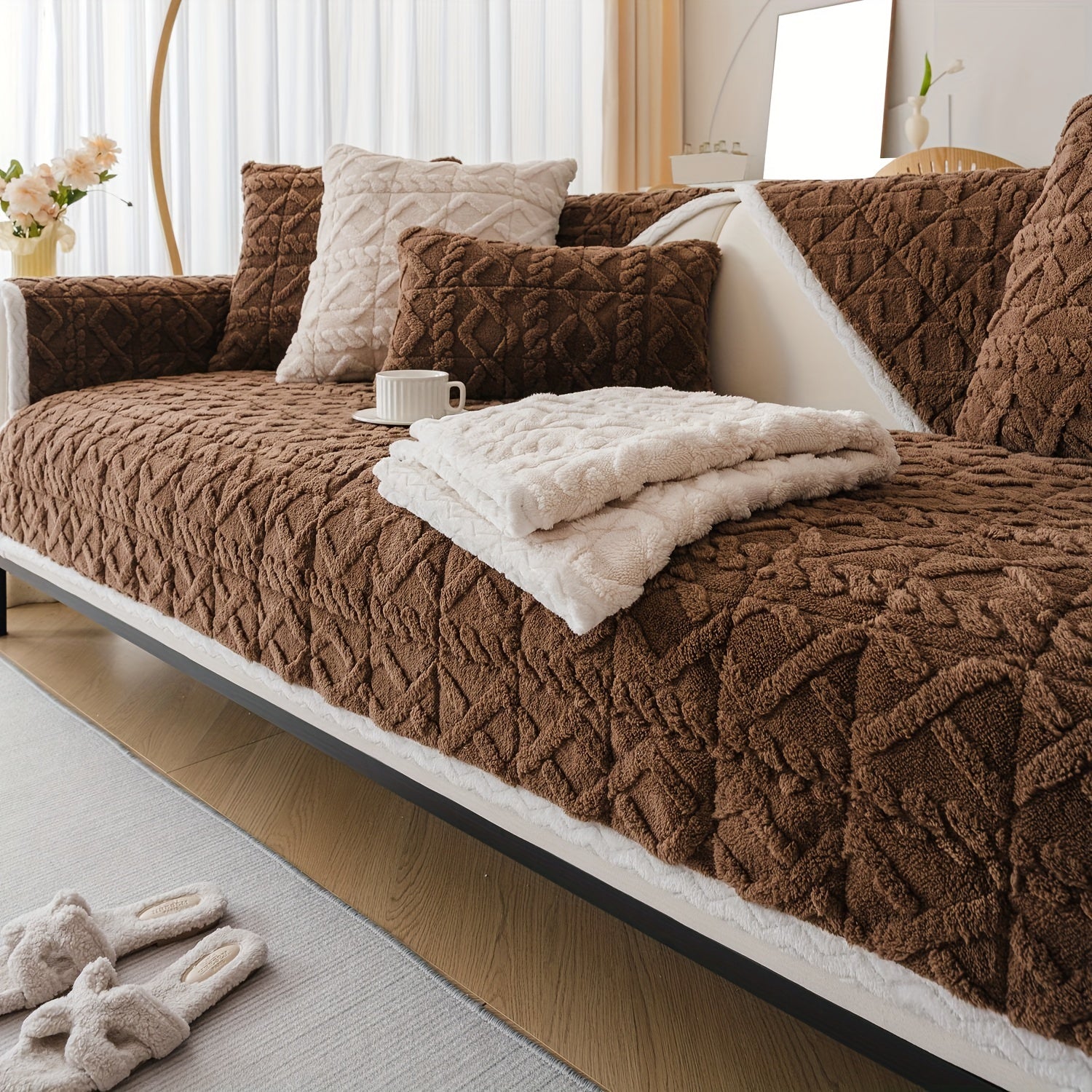 Qalin plush divan qoplamasi bohemian shik uslubida, uy hayvonlari uchun qulay va dog'larga chidamli. Mashinada yuvish mumkin va bitta to'rt o'rindiqli divanlar uchun bir nechta ranglarda mavjud.