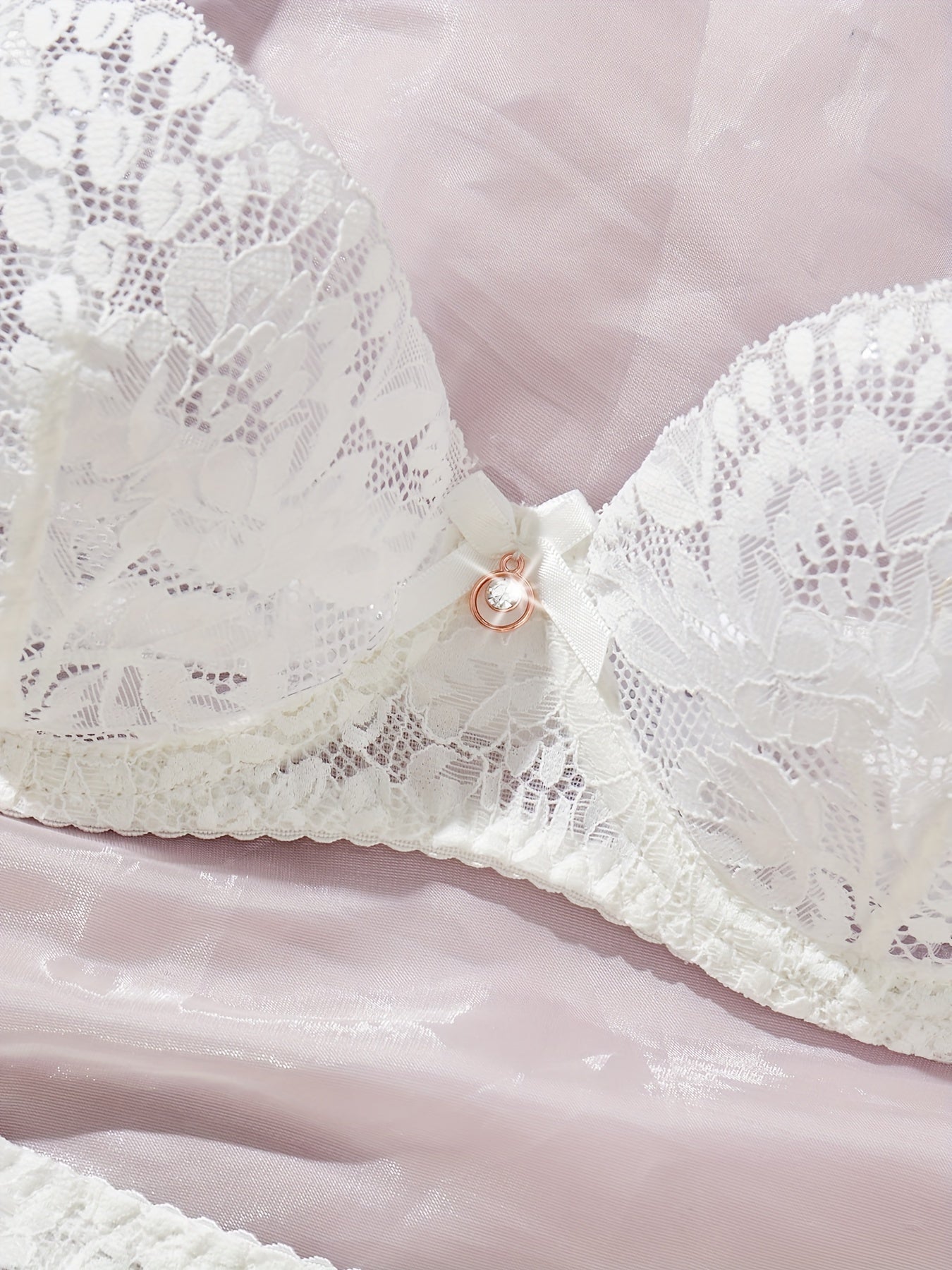 Ayollar uchun dantelli ichki kiyim to'plami