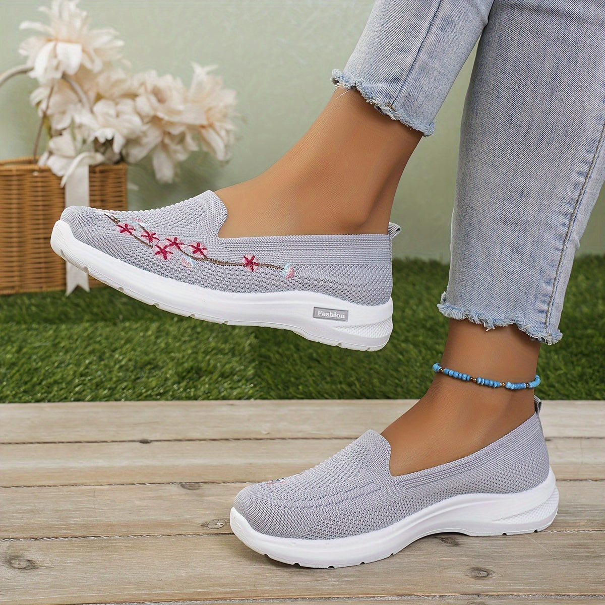 Ayollar uchun gullü slip-on sport poyabzali, kundalik, tikilgan, yozgi ochiq havoda foydalanish uchun