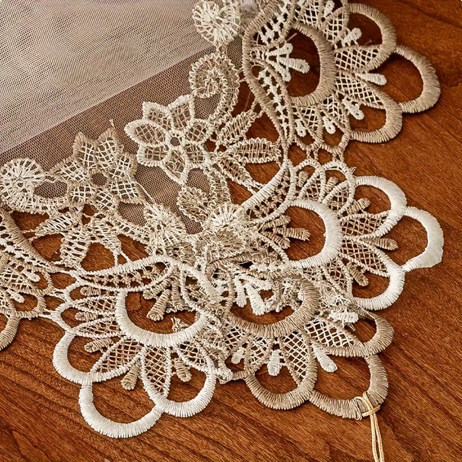 Gul naqshli dantel chetli polyester kvadrat stol qoplamasi, ovqatlanish xonalari, kofe stollari, partiyalar va yig'ilishlar uchun ideal.