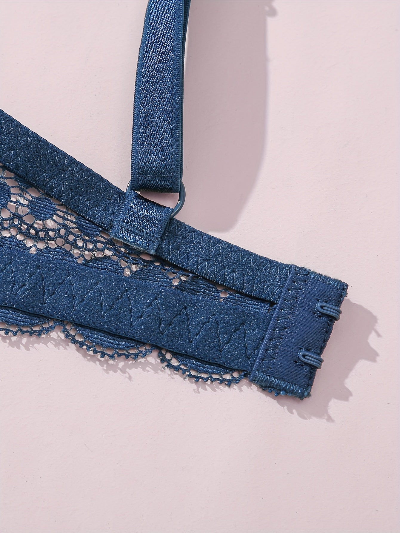 3 ta Elegant Dantelli Push-Up Brassiylar to'plami, Ayollar uchun Oq, Qora va Ko'k ranglarda. Jozibador, Qulay va Havo O'tkazuvchi, O'chirilmaydigan Yostiqlar bilan. Jozibador va Silliq Ichki Kiymish Ko'rinishi uchun Mukammal.