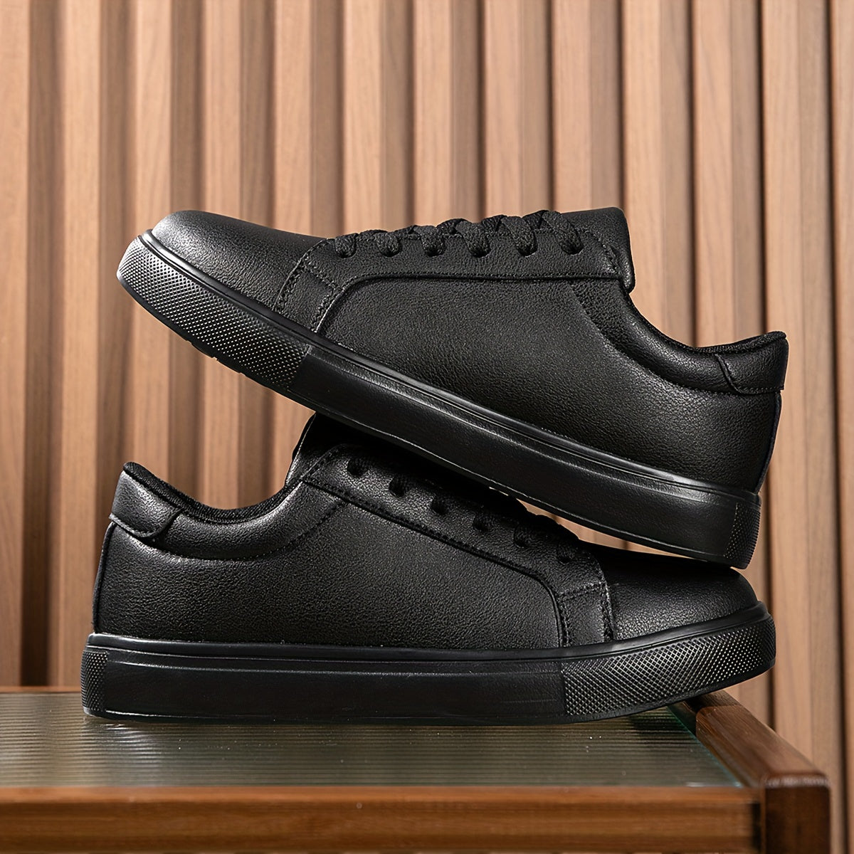 Tashqi yurish uchun mustahkam zamonaviy erkak krossovkalari, barcha mavsumlar uchun.