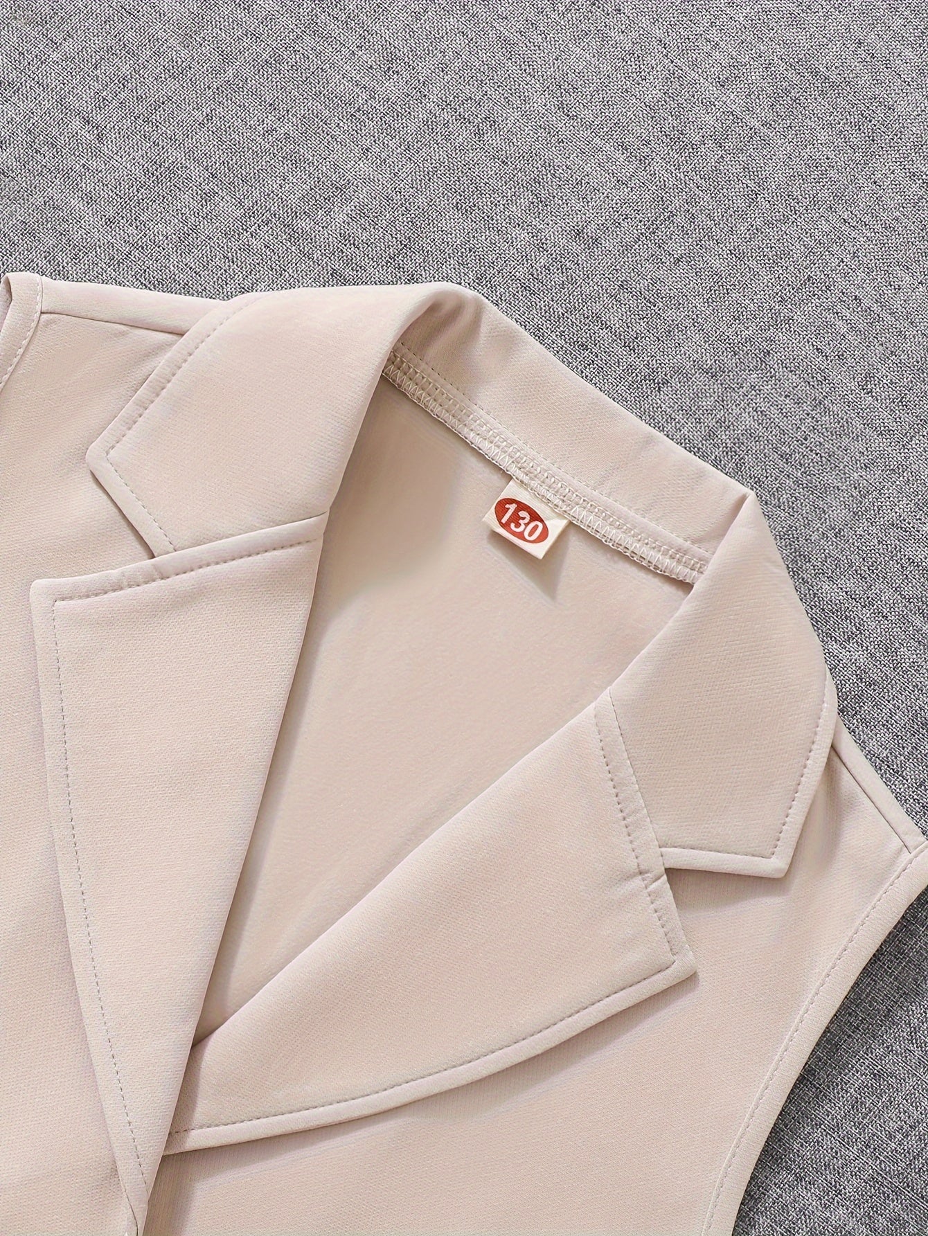 Qizlar uchun 3 qismli yozgi to'plam: yelkasiz jilet, shortik. Bir rangda. Polyester 95%, elastan 5%. Tor kesim. Ish uslubi. Biroz cho'ziladigan. Plaket tafsiloti. Tashqi kiyim.