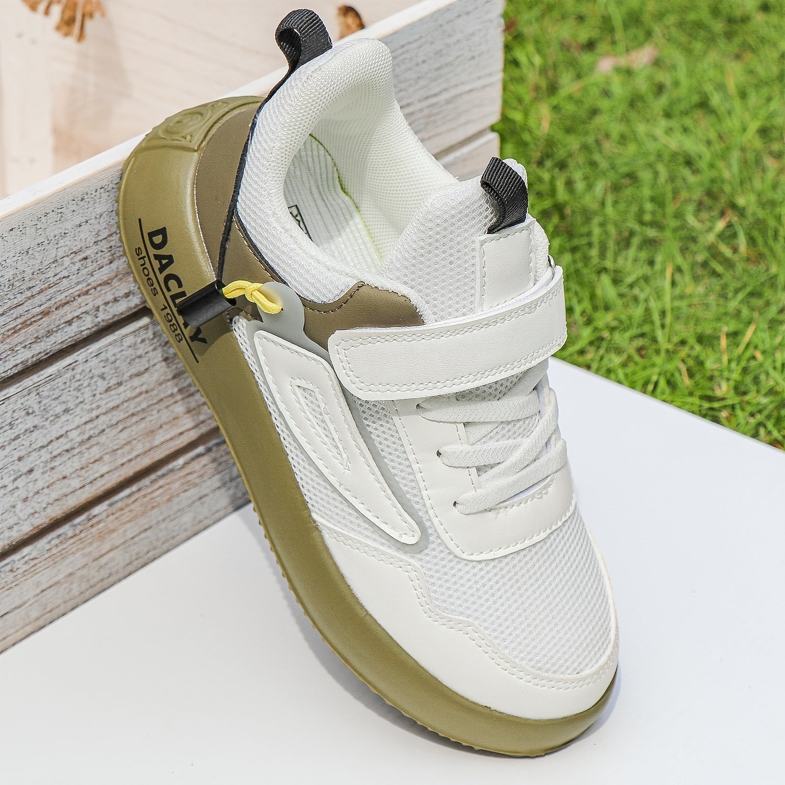 Vintage uslubidagi bolalar uchun sport basketbol poyabzallari, sozlanadigan tasmalari, engil dizayni, PU yuqori qismi, mato ichki qismi, EVA tagligi va dumaloq barmoq - tasodifiy yugurish uchun mukammal.