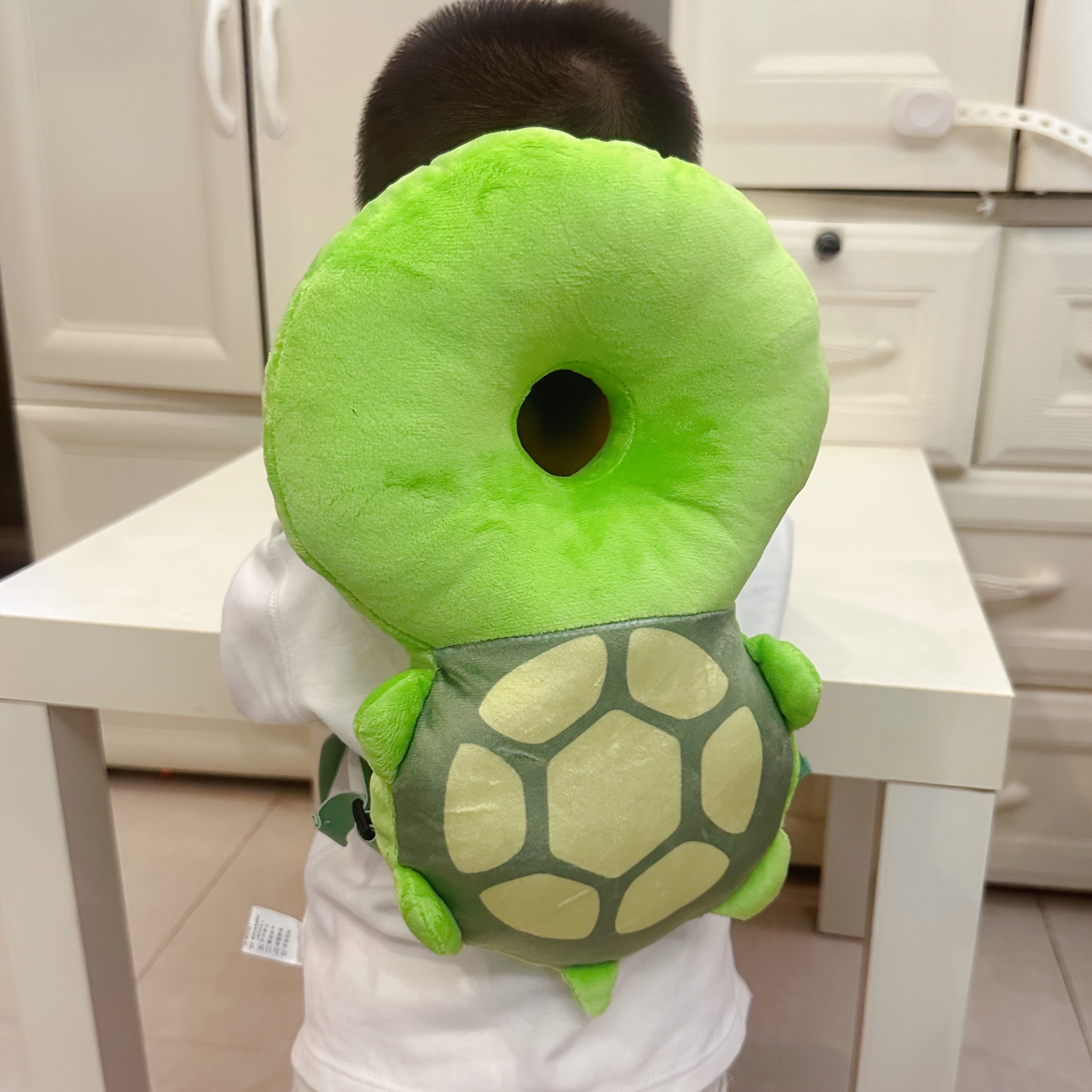 Защитите свою голову во время прогулки с этой милой плюшевой подушкой в виде мультяшного животного. Безопасная подушка регулируется и изготовлена из мягкого полиэстерового волокна. Выберите из двух различных цветовых вариантов.