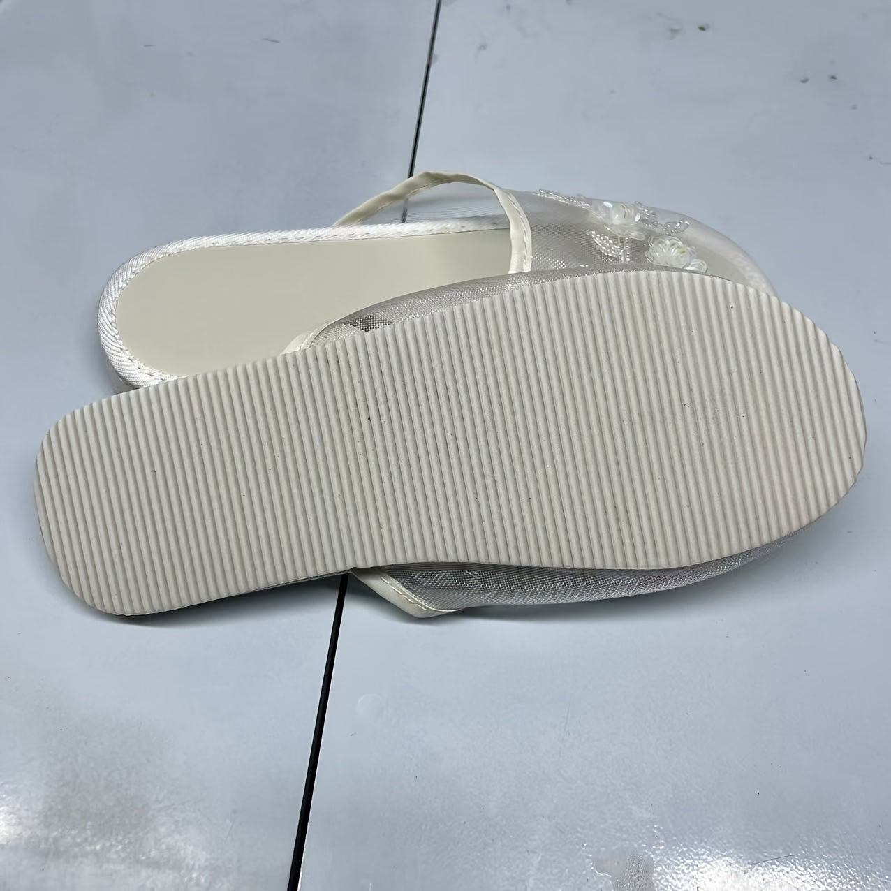 Ayollar uchun bejirimli gul naqshli vintage oq ichki poyabzal, sirpanmaydigan EVA taglik bilan